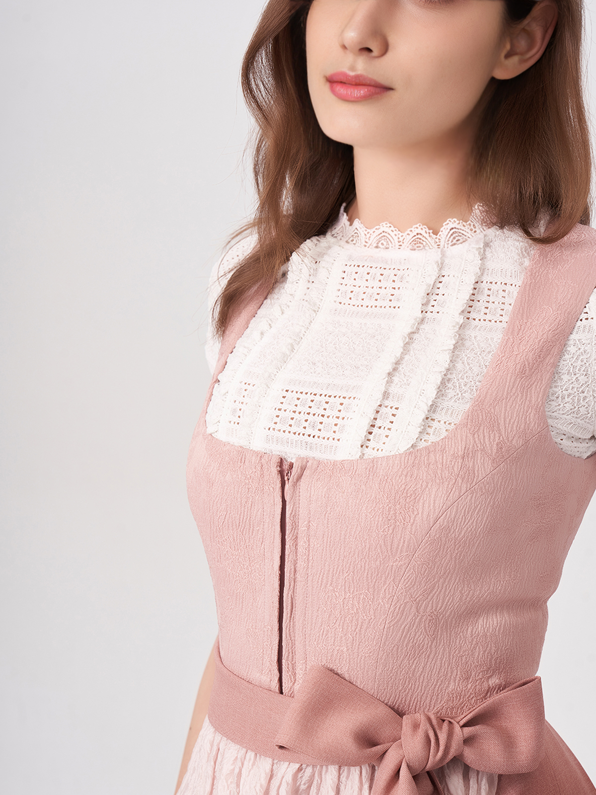 Schwarzes Dirndl mit modernem Twist