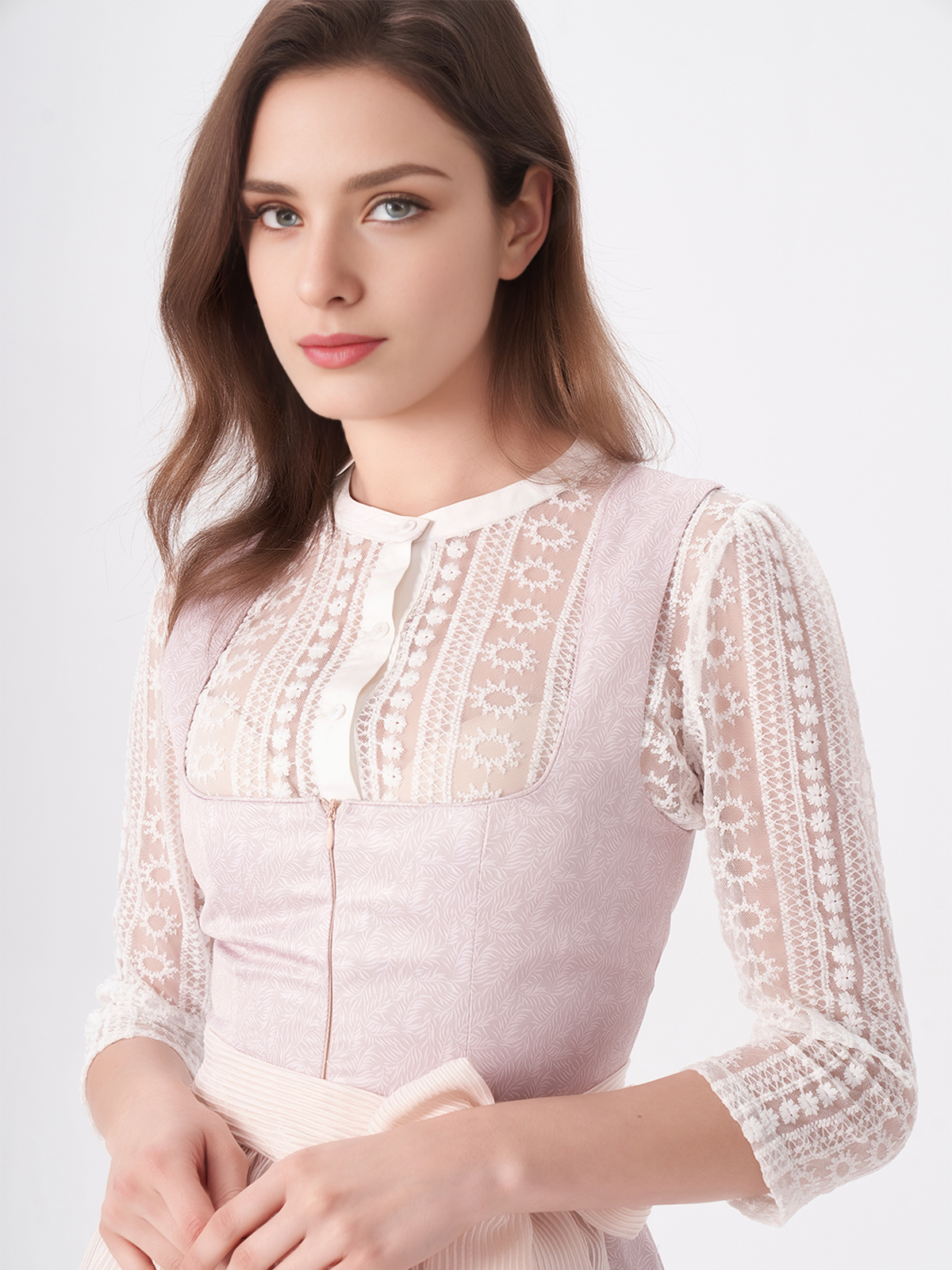 Traditionelles Dirndl in rosa mit modernen Akzenten