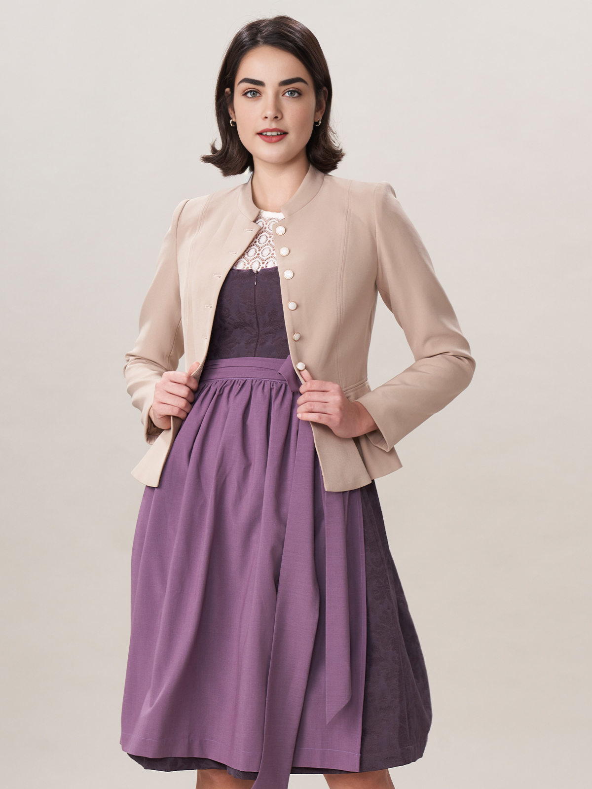 Modernes Dirndl mit Lederjacke