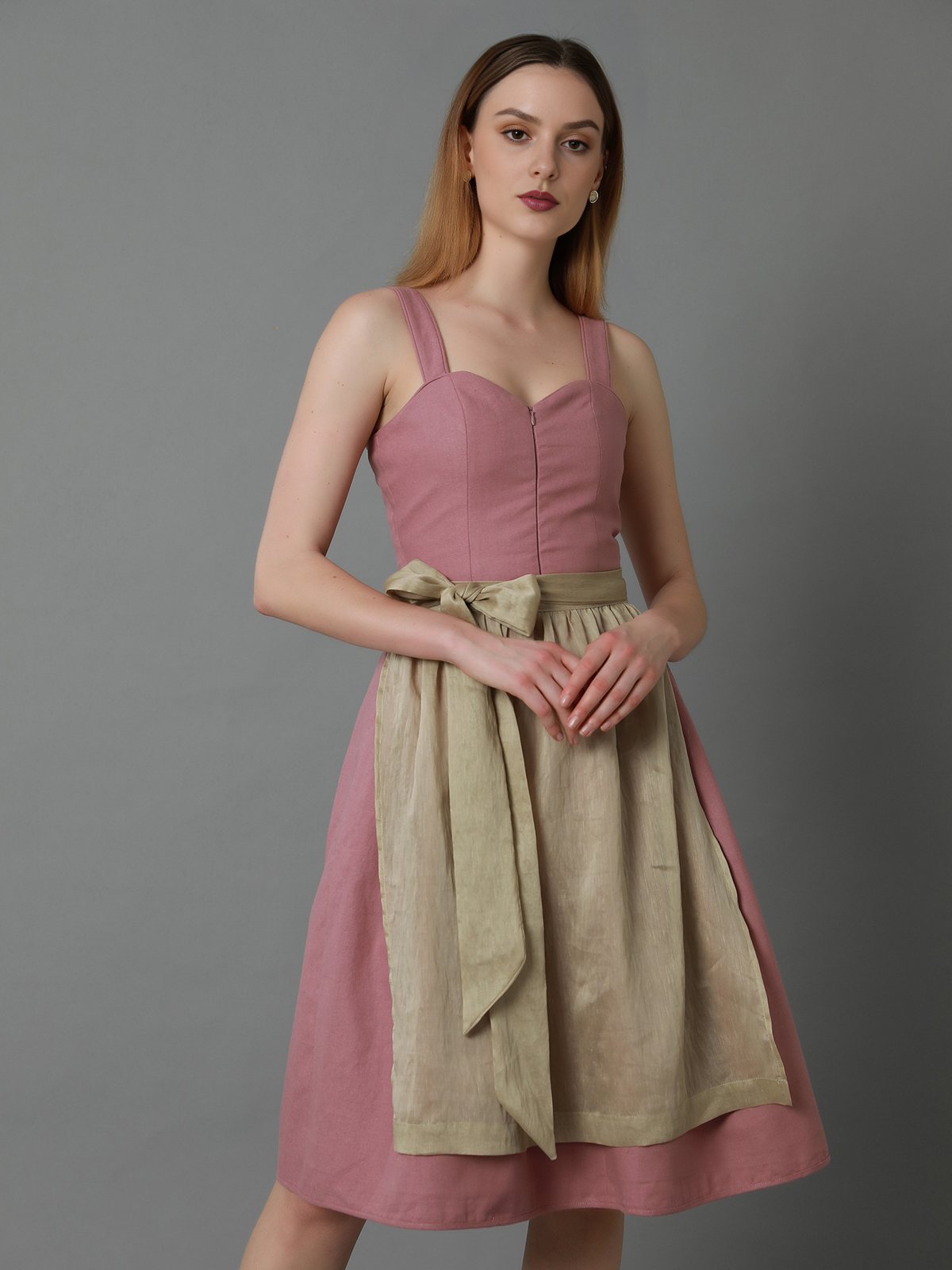 Modernes Rosa Dirndl mit Haken-Detail