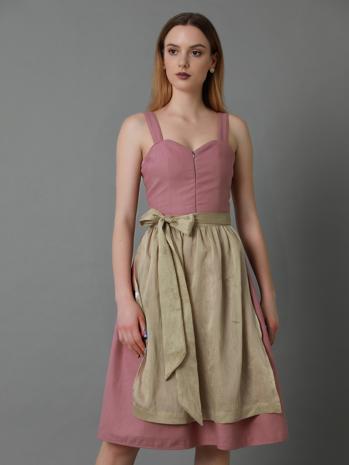 Dunkles Dirndl in eleganter Ausführung