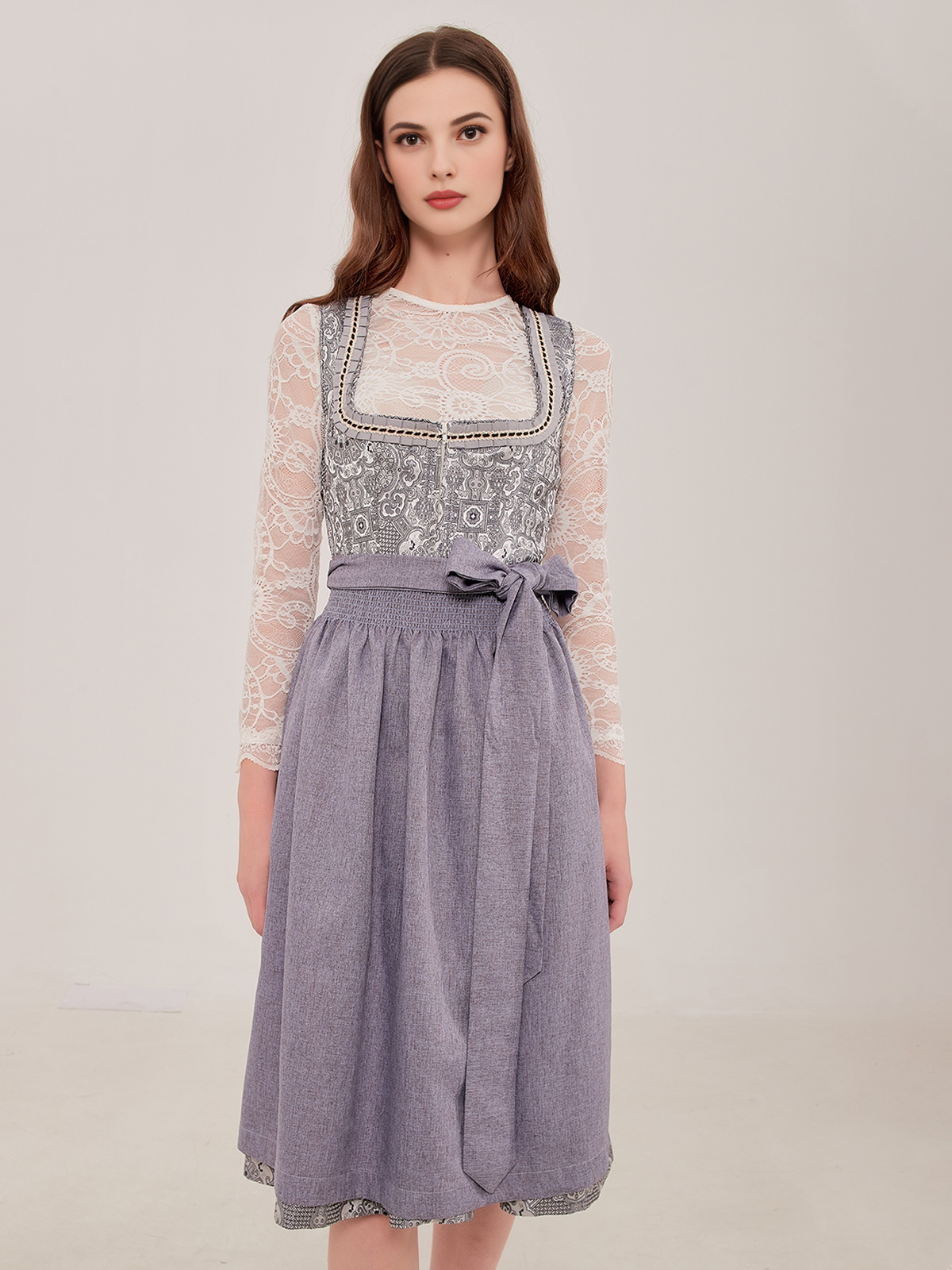 Dunkelrotes Dirndl mit grauem Dekor