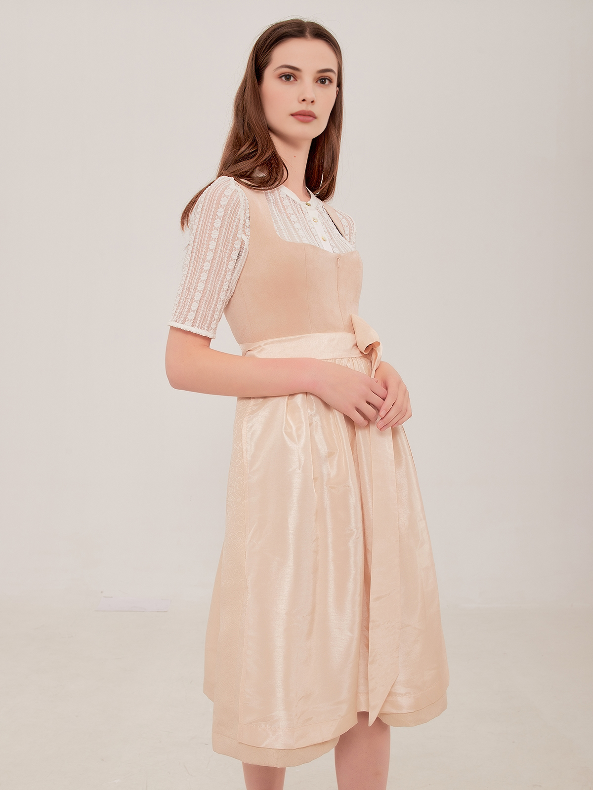 Dirndl in Beige mit eleganter Schnürung