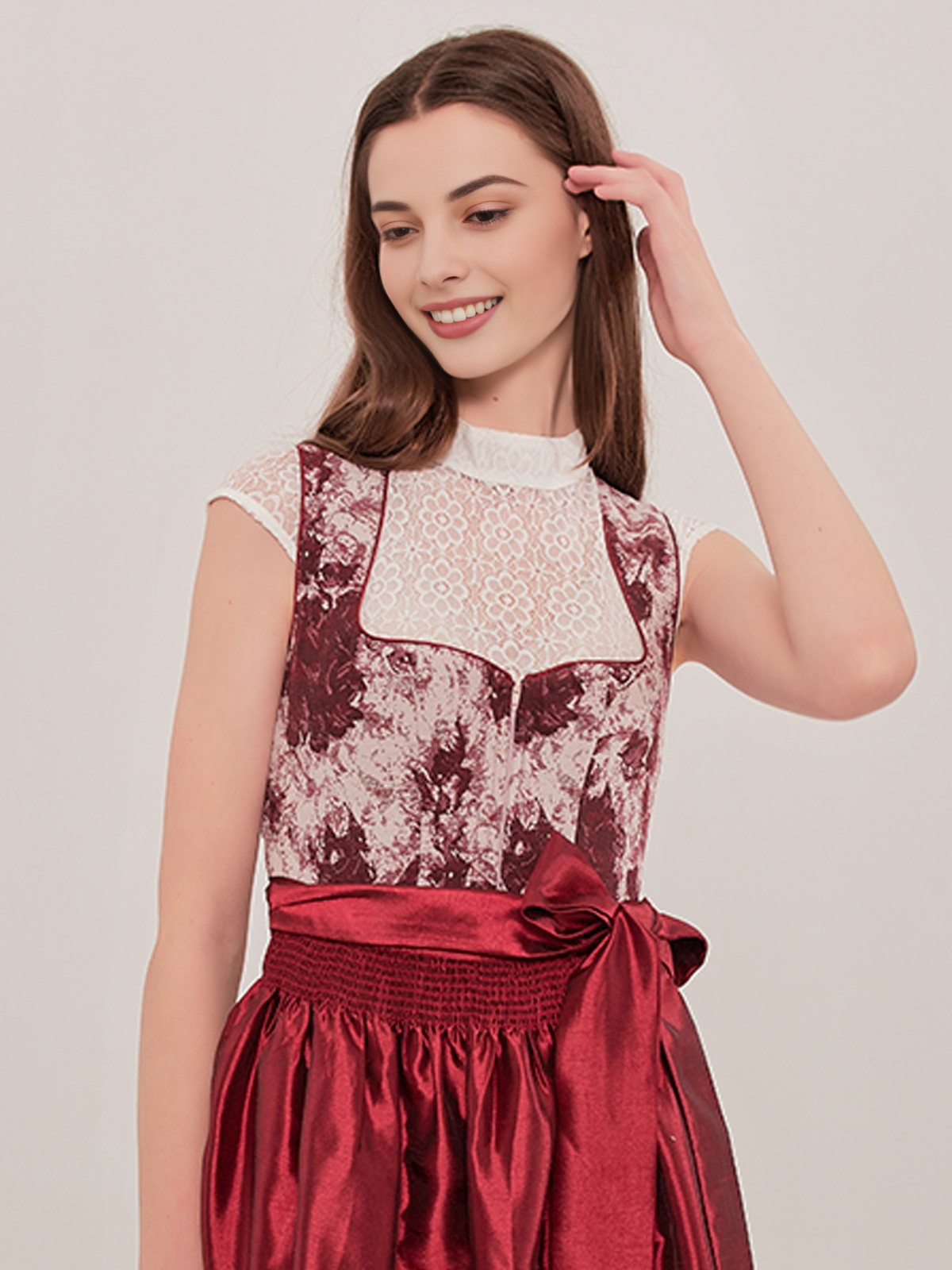 Lila Dirndl mit floralen Details