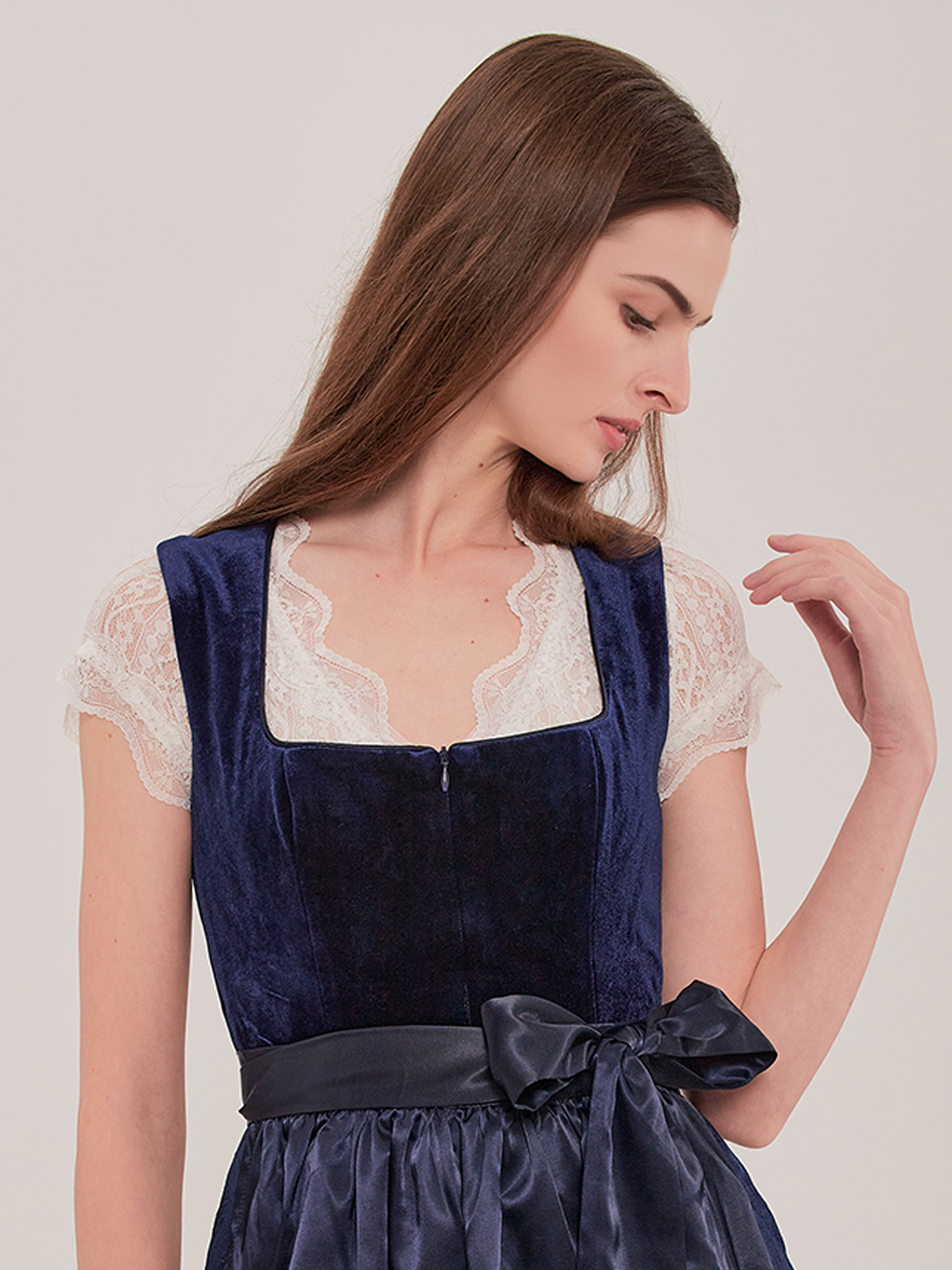 Schwarzer Dirndl mit blauer Schürze