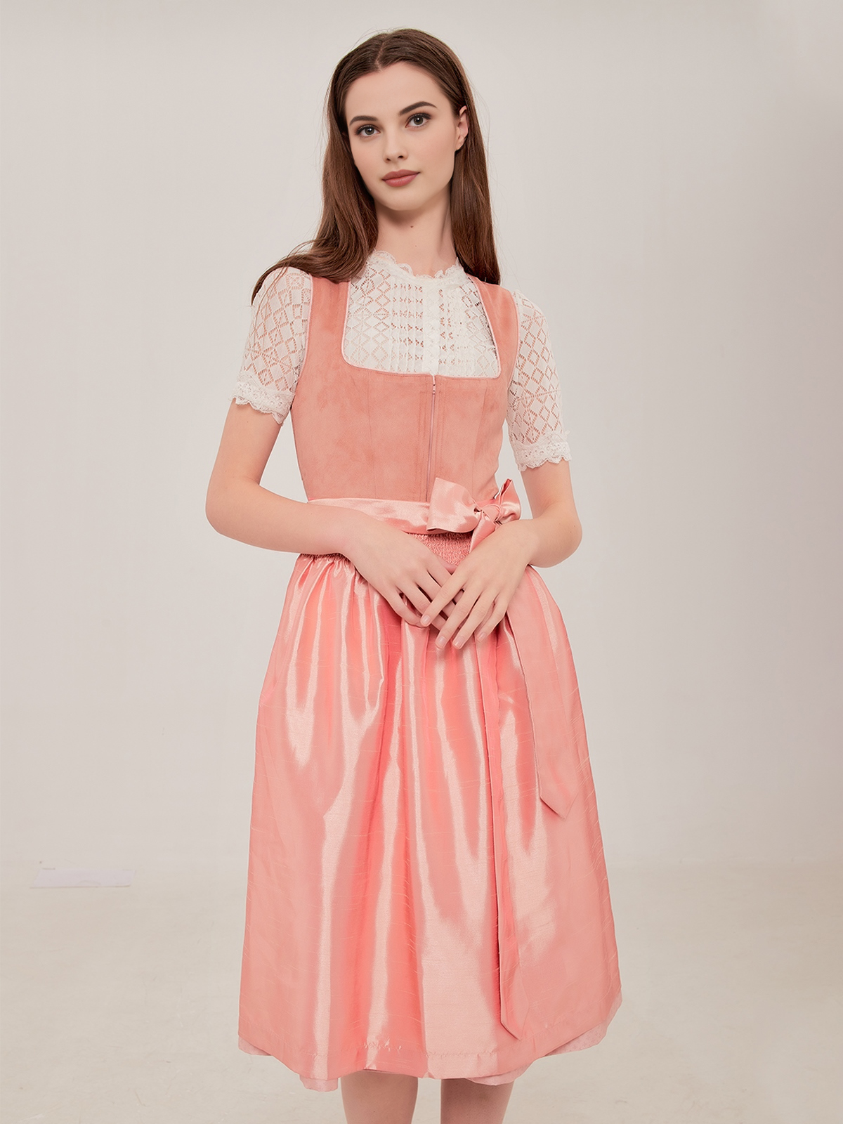 Blaues Samt-Dirndl mit floralen Details