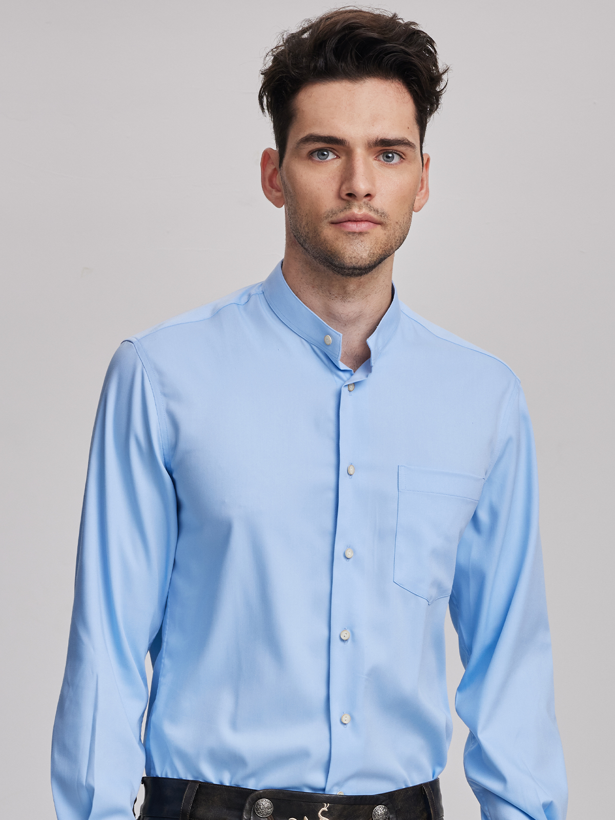 Blaues Dirndl mit weißer Bluse