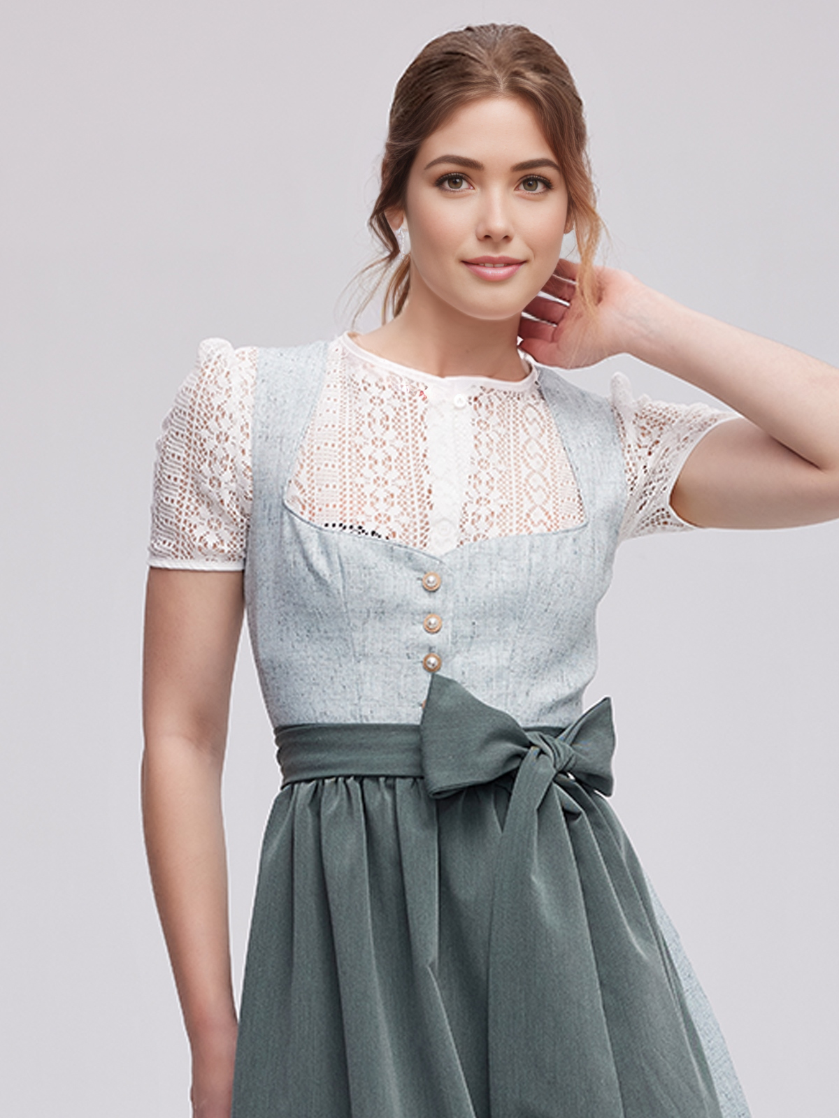 Ein modernes schwarzes Dirndl mit grünen Akzenten