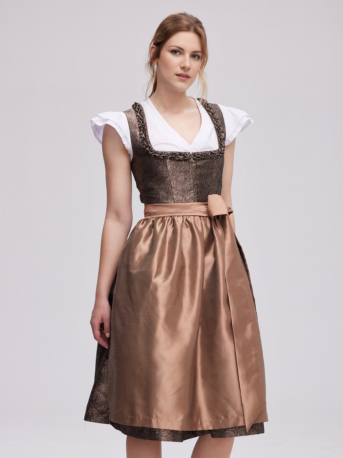 Moderne Dirndl in Braun – perfekt für den urbanen Look
