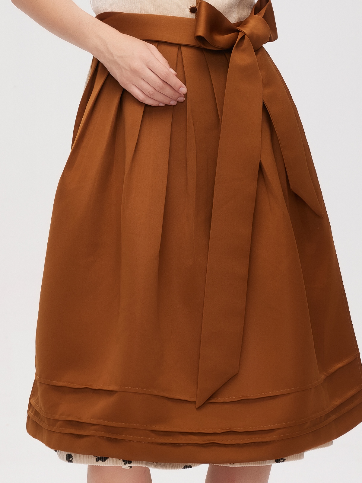 Klassisches braunes Dirndl mit Stickereien