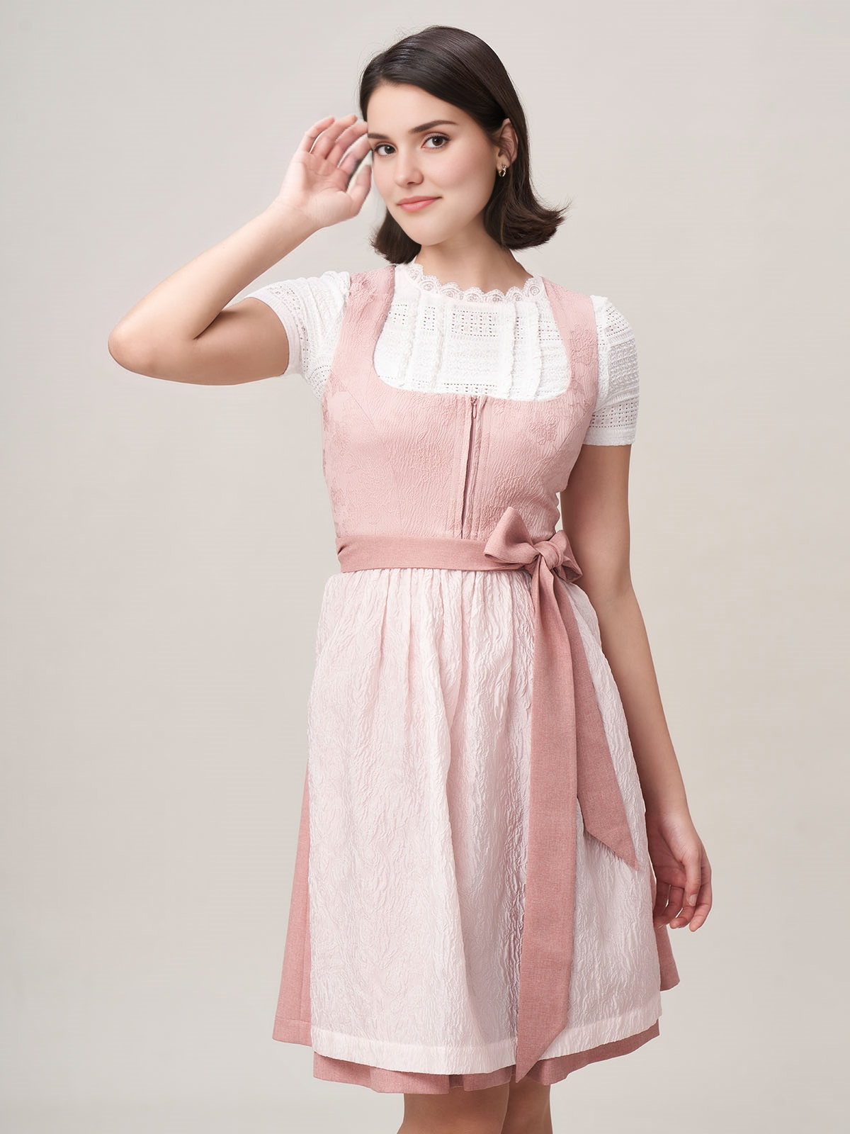 Modernes Dirndl in Rosa mit Spitzenverzierungen