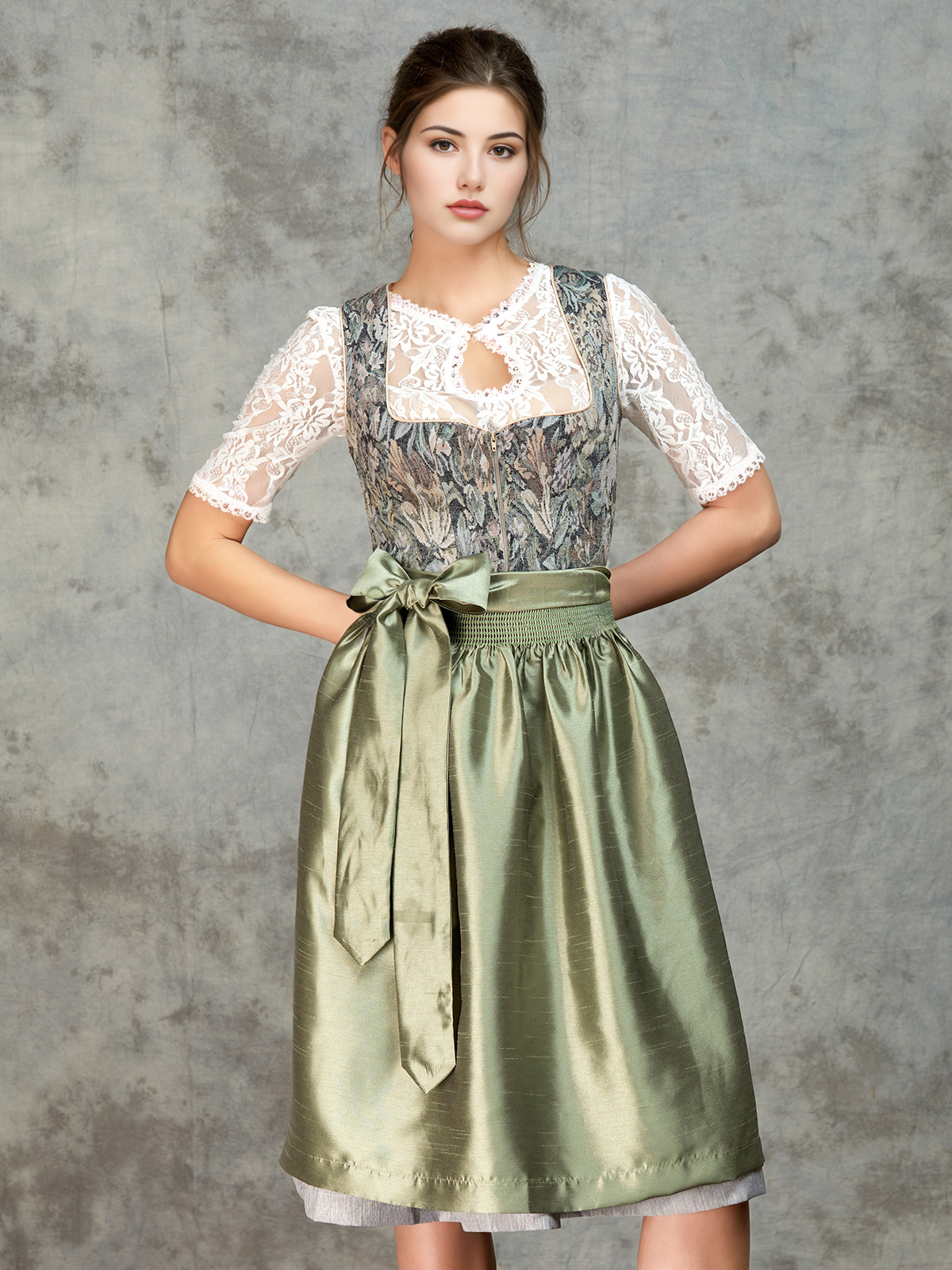 Modernes grünes Dirndl mit Samt-Elementen