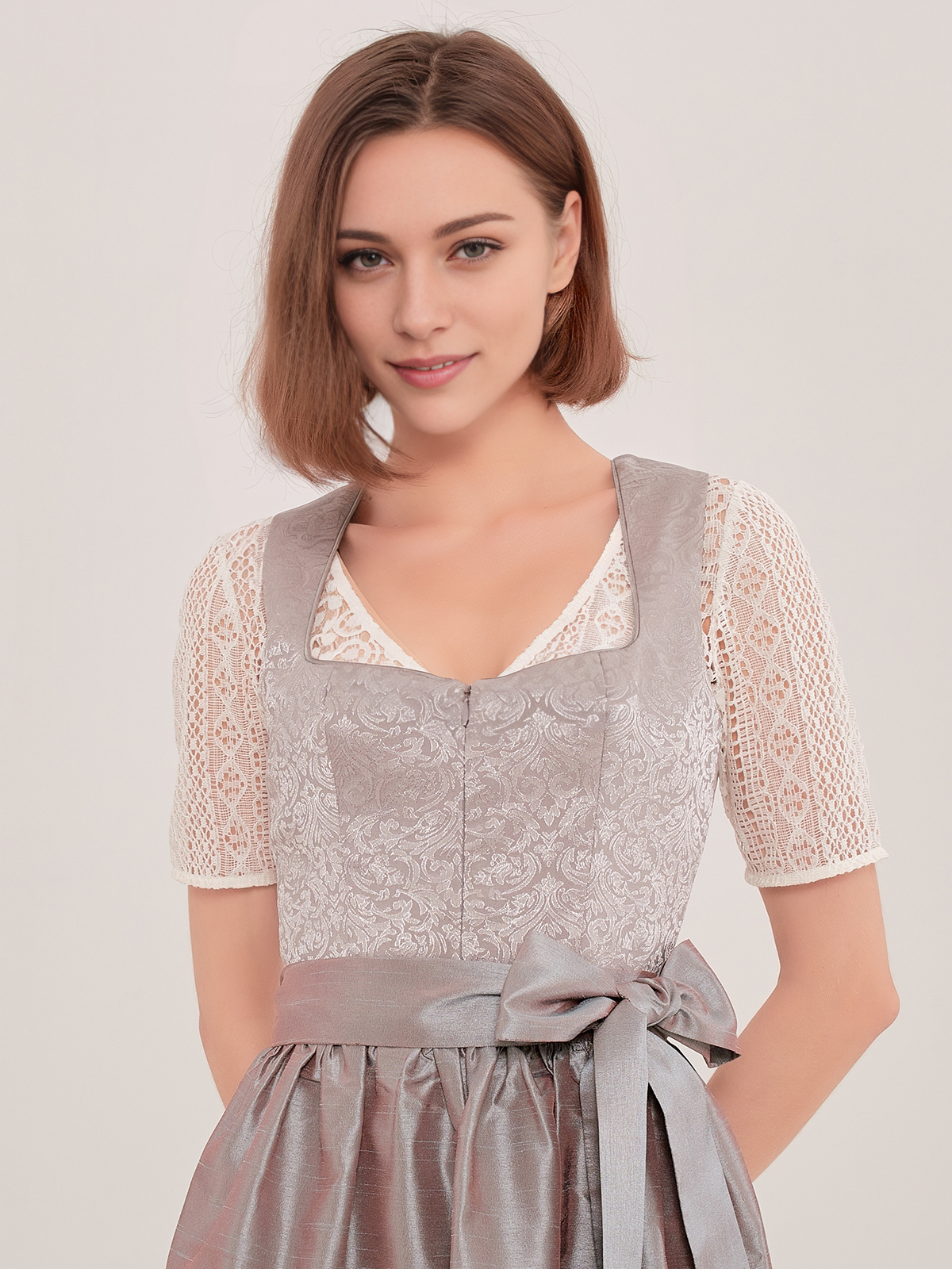 Stilvolles grünes Mini-Dirndl
