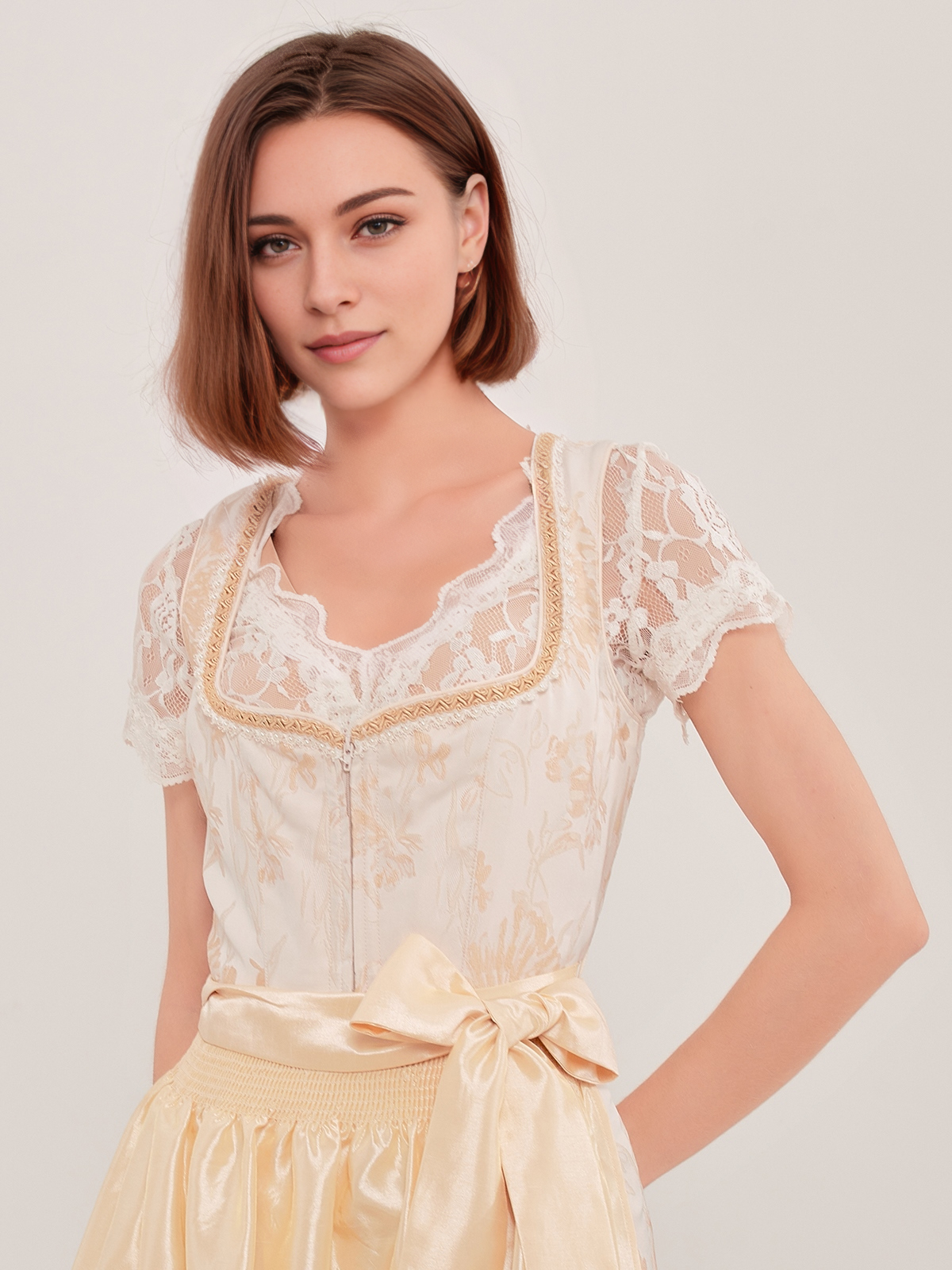 Festliches blaues Dirndl mit gelber Schürze