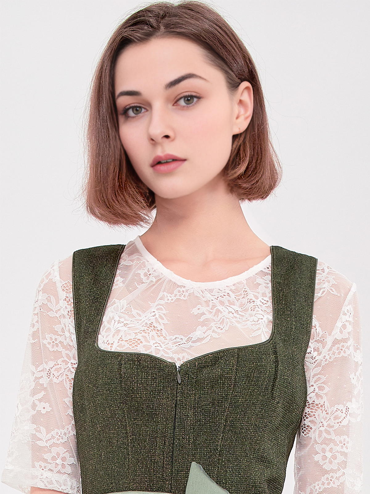 Dirndl Waldgrün in natürlicher Umgebung