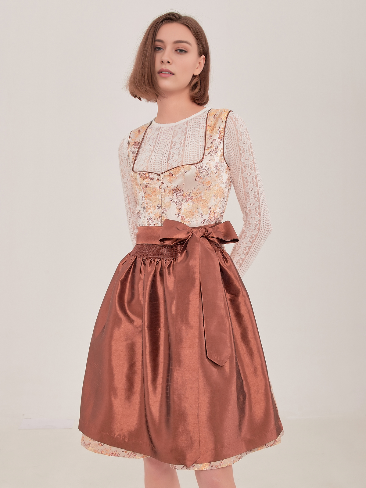 Dirndl in samtiger Beige