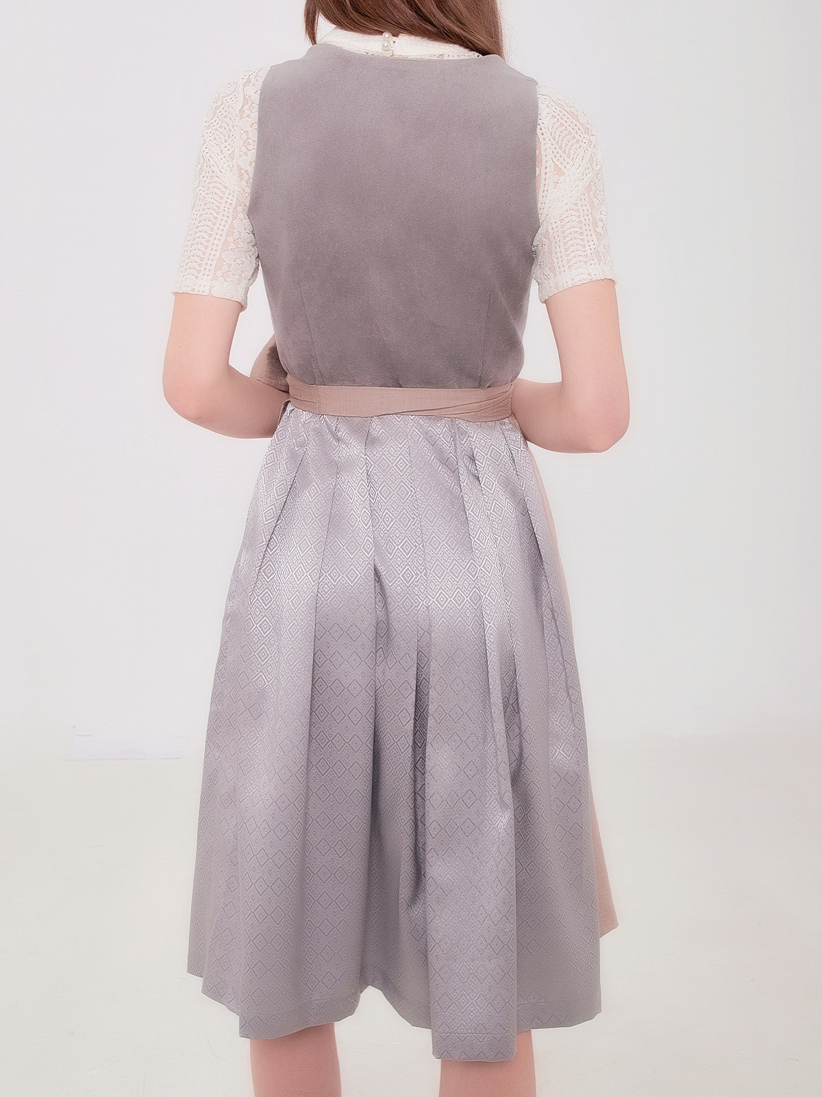 Olivgrünes Dirndl in modernem Design