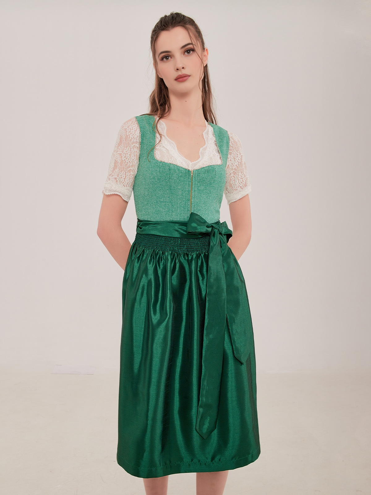 Dirndl rot Spitze mit eleganter Spitzenverzierung