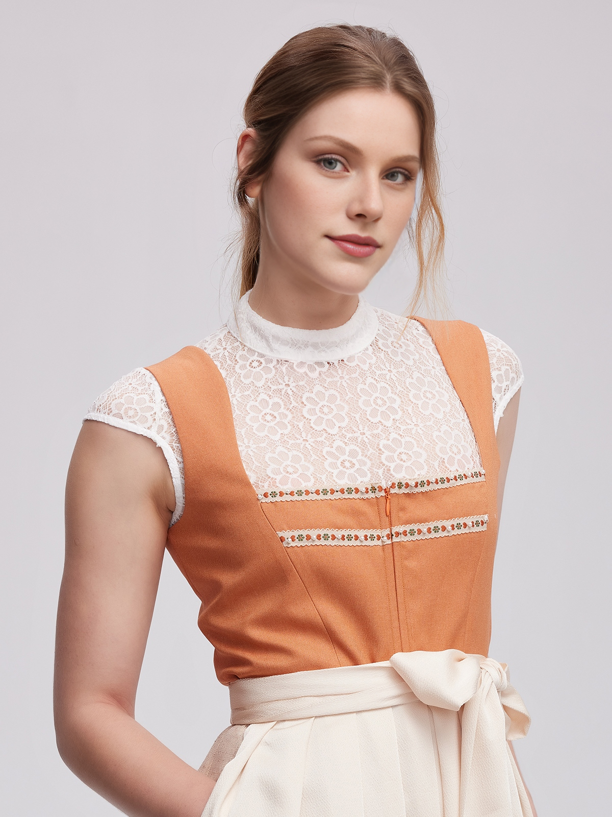 Hochwertiges Dirndl in Orange mit traditionellen Details