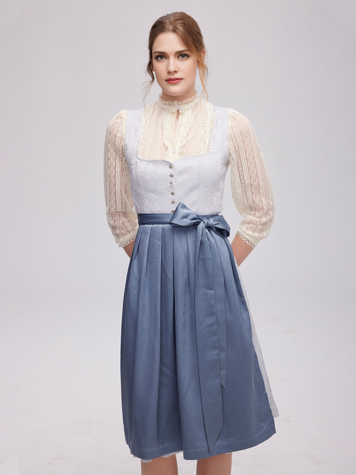 Modernes Dirndl in Blau mit figurbetonter Silhouette