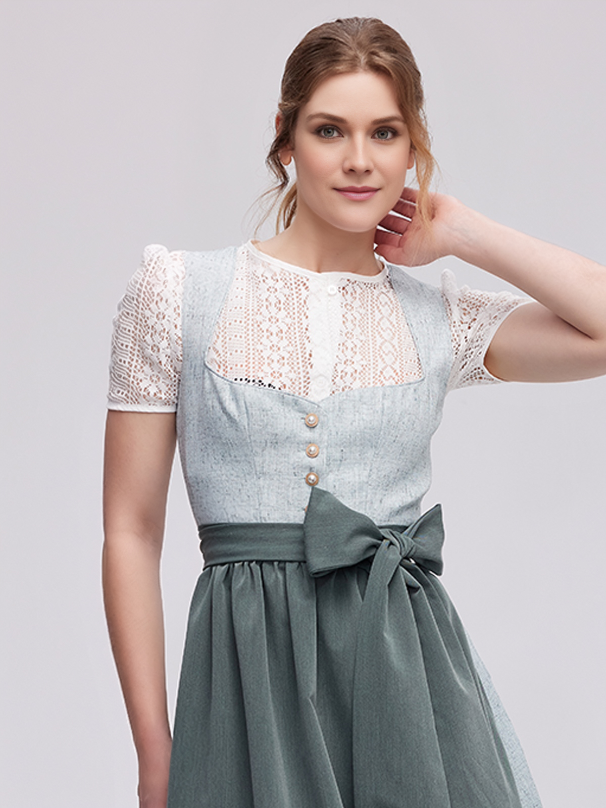 Modernes Dirndl in Grün mit floralen Akzenten