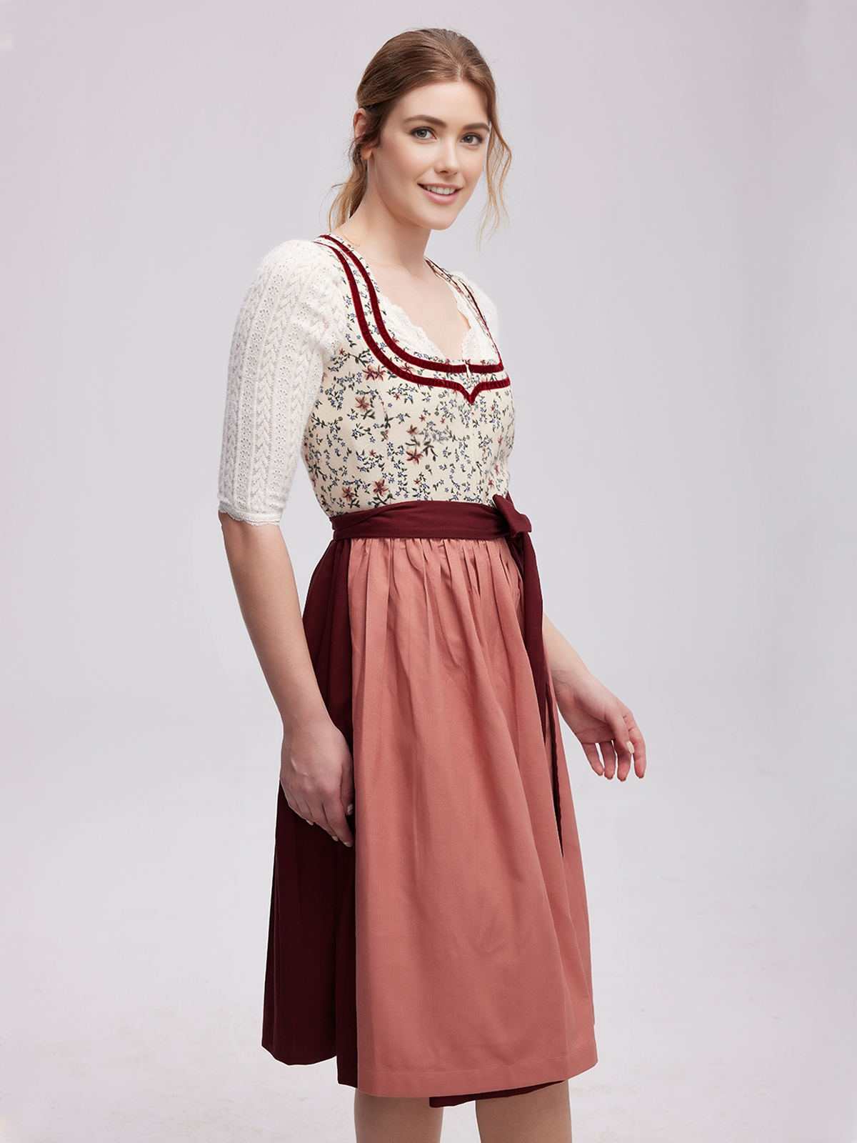 Modernes rotes Dirndl mit schlanker Silhouette
