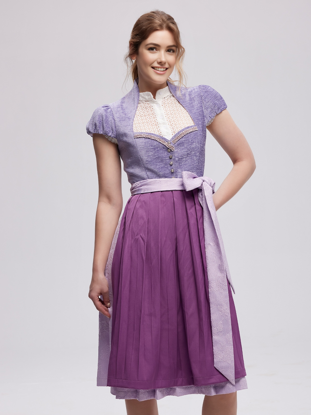 Ja Mei Dirndl in lila – ein Blickfang für jeden Anlass