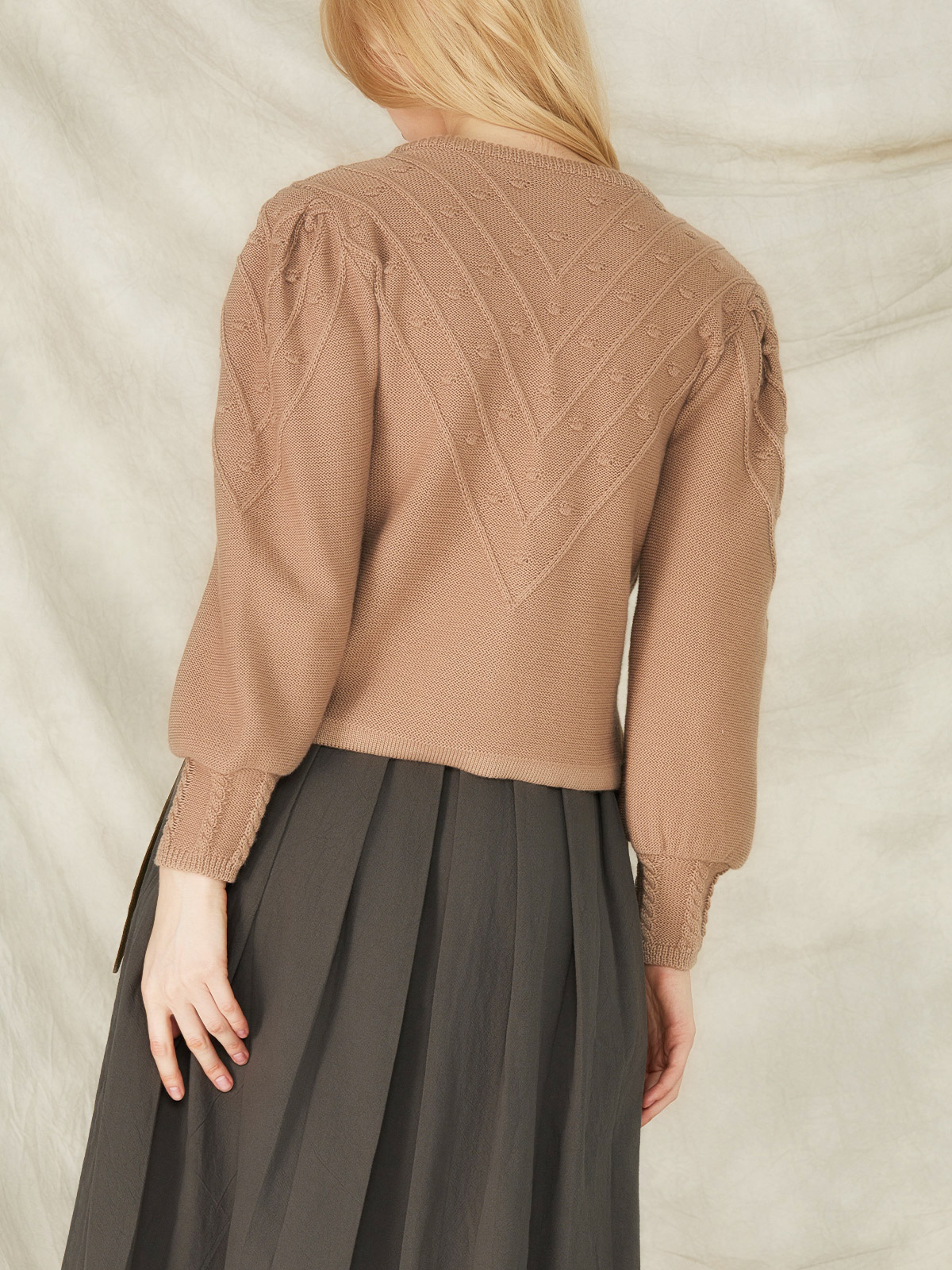 Beige Dirndl mit Strickjacke