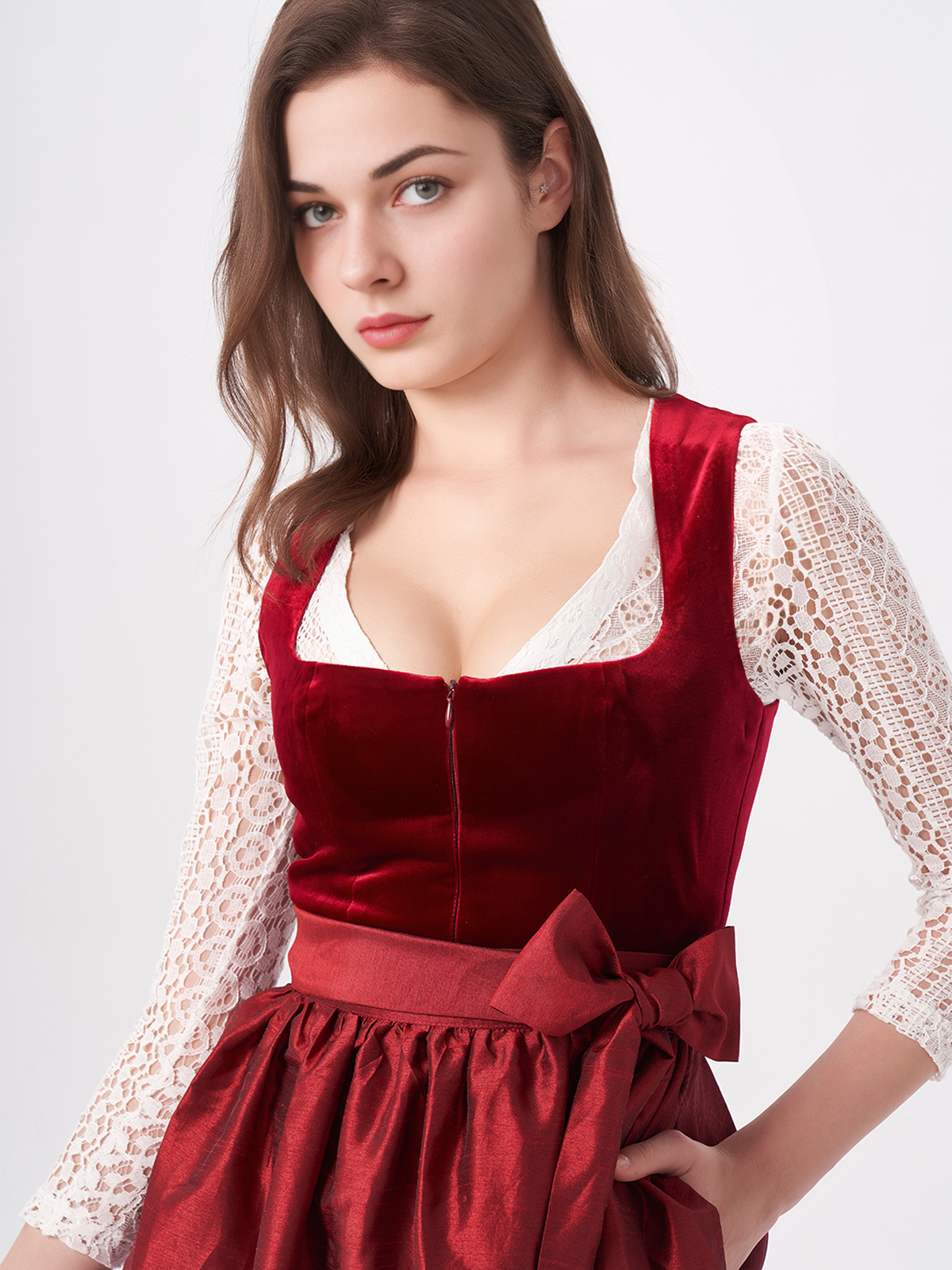 Ein elegantes rotes Dirndl mit floralen Details