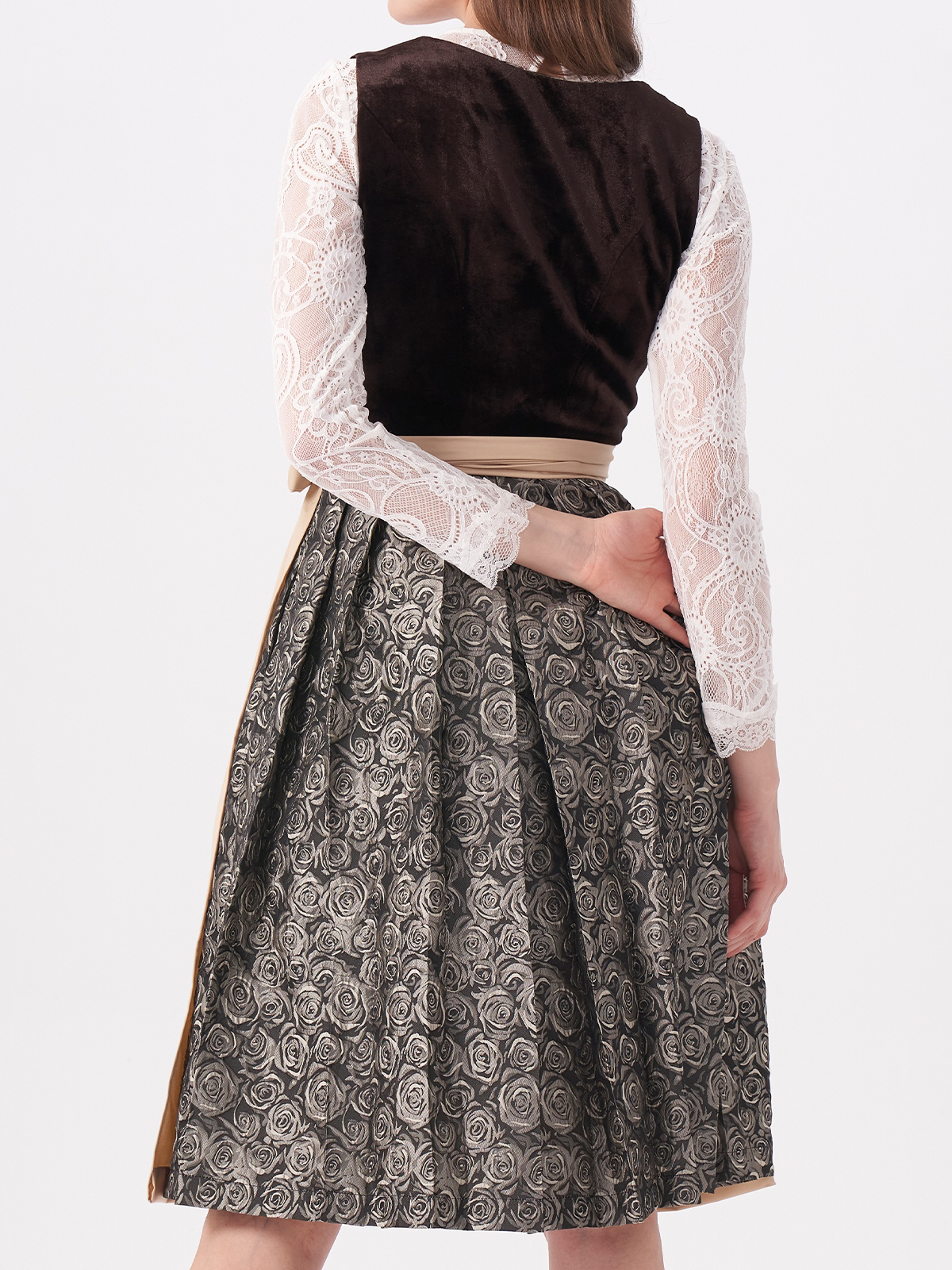 Modernes schwarzes Dirndl mit figurbetonter Silhouette
