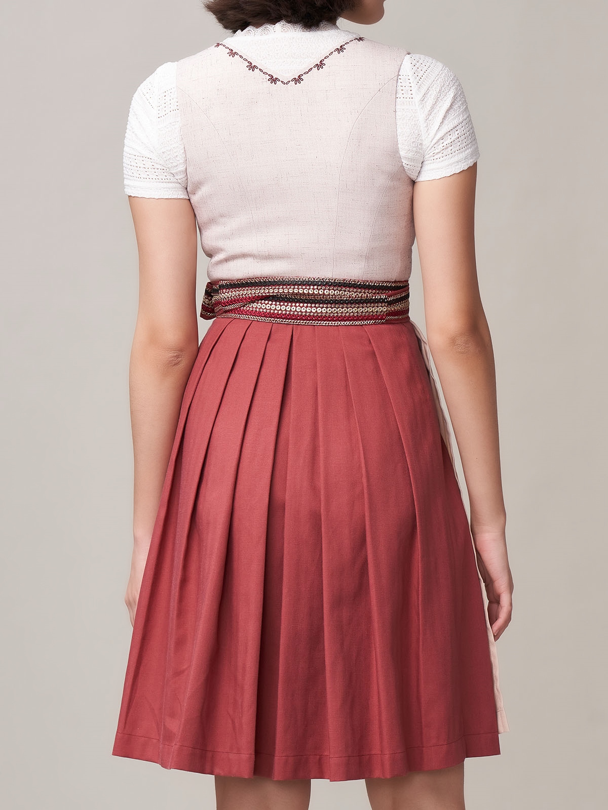 Weinrotes Dirndl mit romantischer Frisur