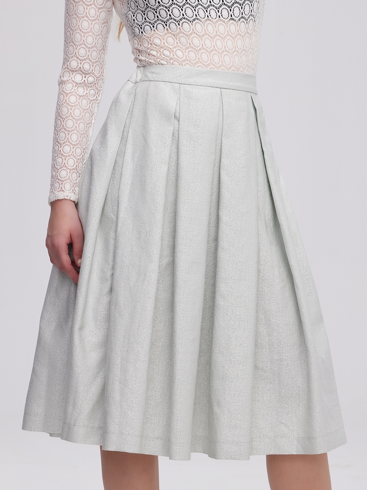 Modernes grünes Dirndl mit figurbetonter Taille