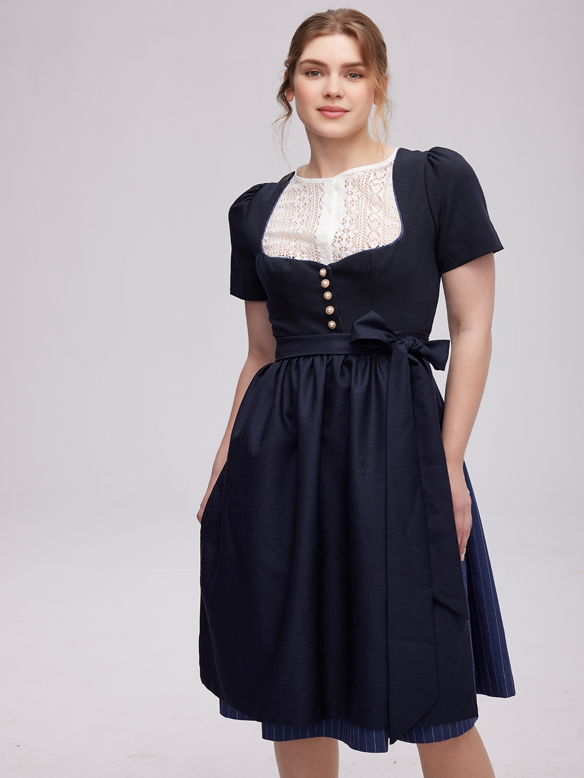 Klassisches blaues Ehreer Dirndl mit traditioneller Schürze