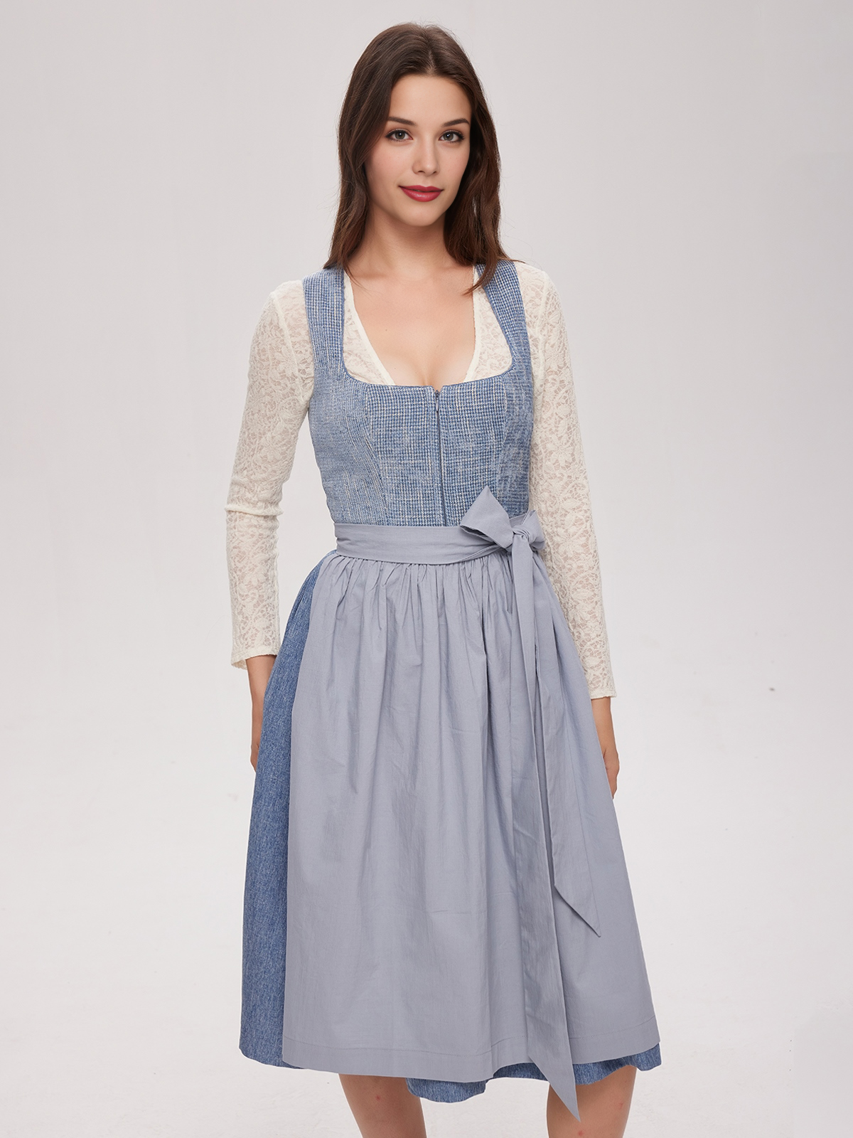 Modernes blaues Dirndl mit schlankem Schnitt