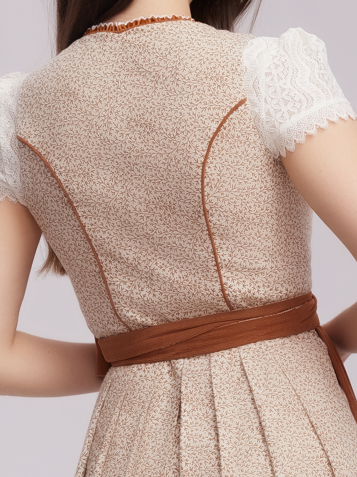 Modernes Dirndl mit kurzärmeliger Bluse