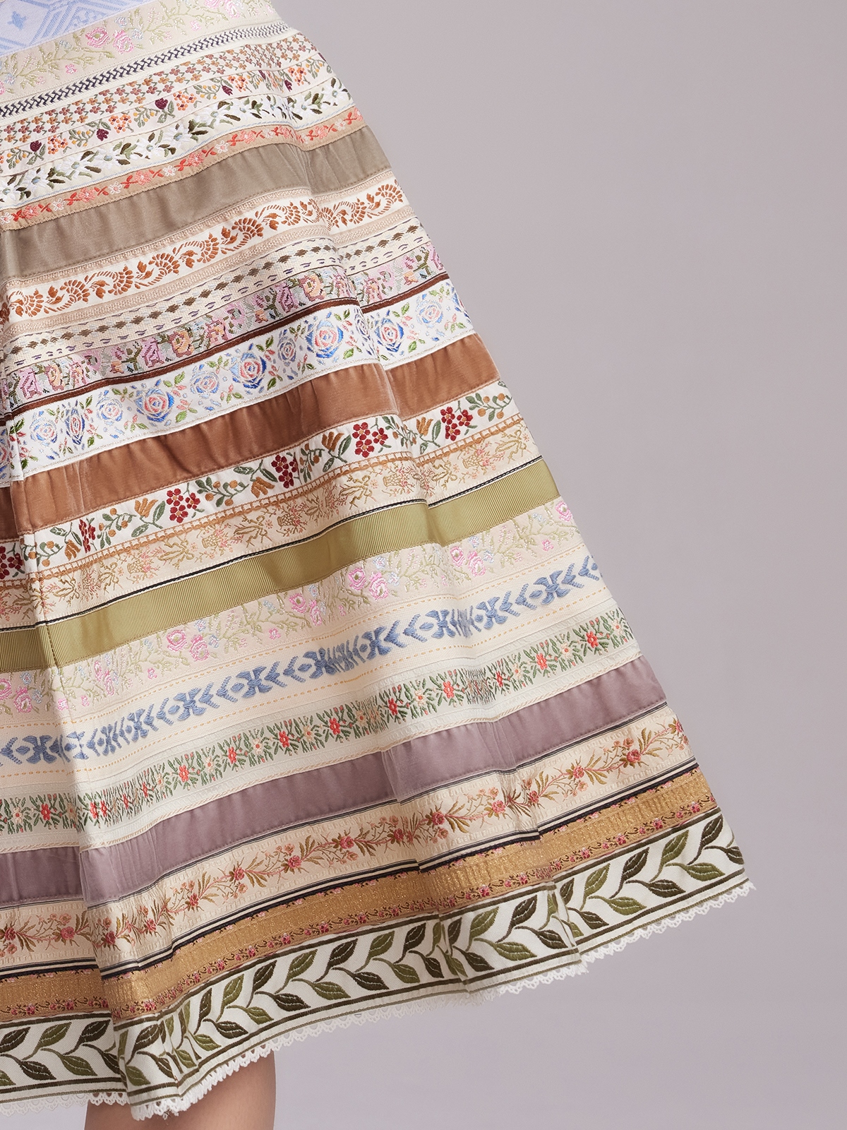 Elegantes dunkelgraues Dirndl mit modernem Schnitt