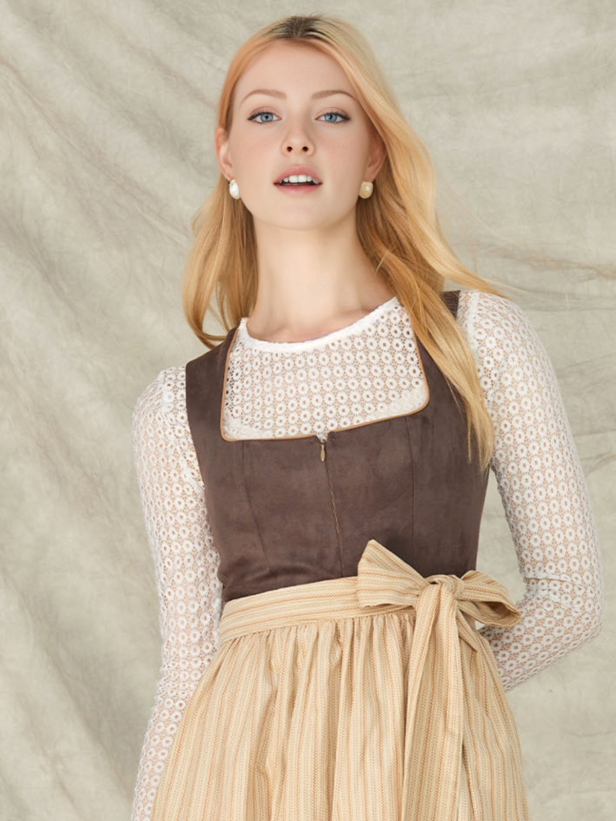 Moderne Dirndl-Variante in Braun mit grünem Muster