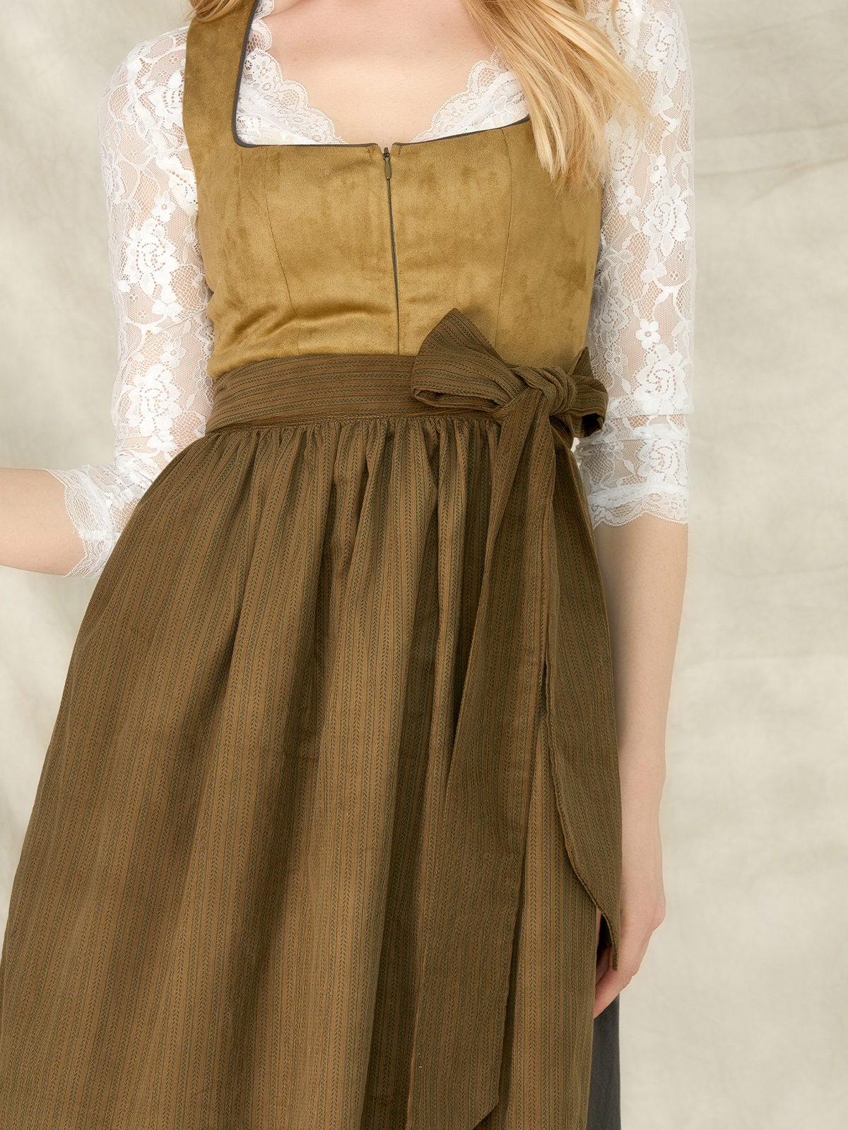 Ein elegantes dunkelgrünes Dirndl mit feinen Details