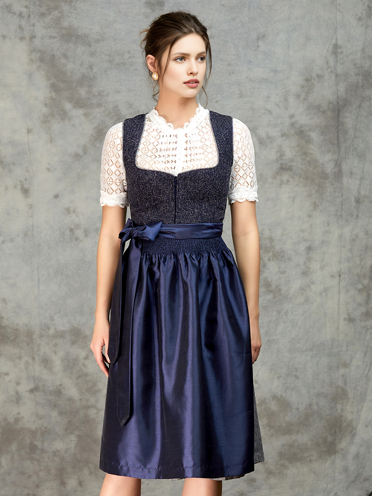 Schwarzes Samt Dirndl in eleganter Ausführung