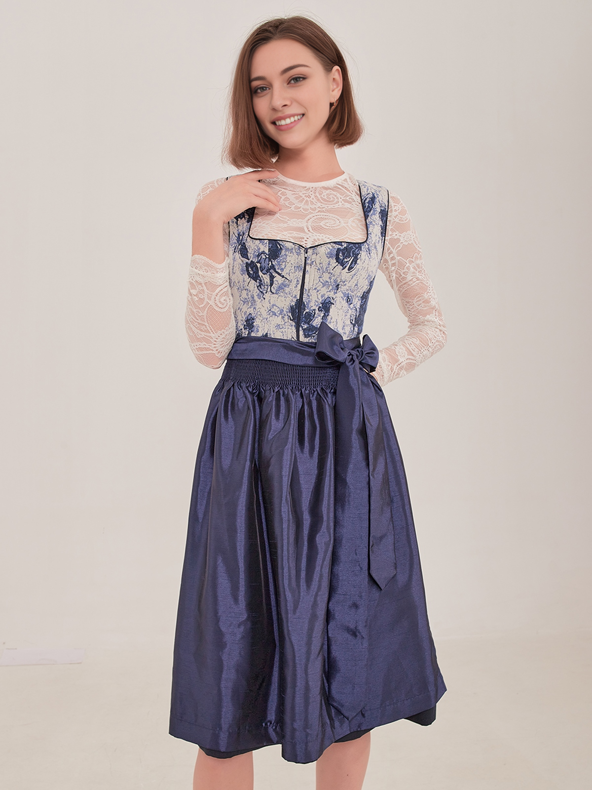 Ein mintgrünes Dirndl mit blauer Schürze – perfekt für festliche Anlässe