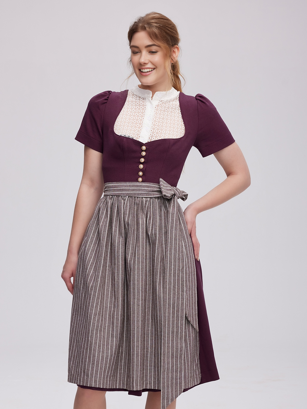 Ein elegantes beiges Dirndl mit floralen Akzenten – perfekt für festliche Anlässe.
