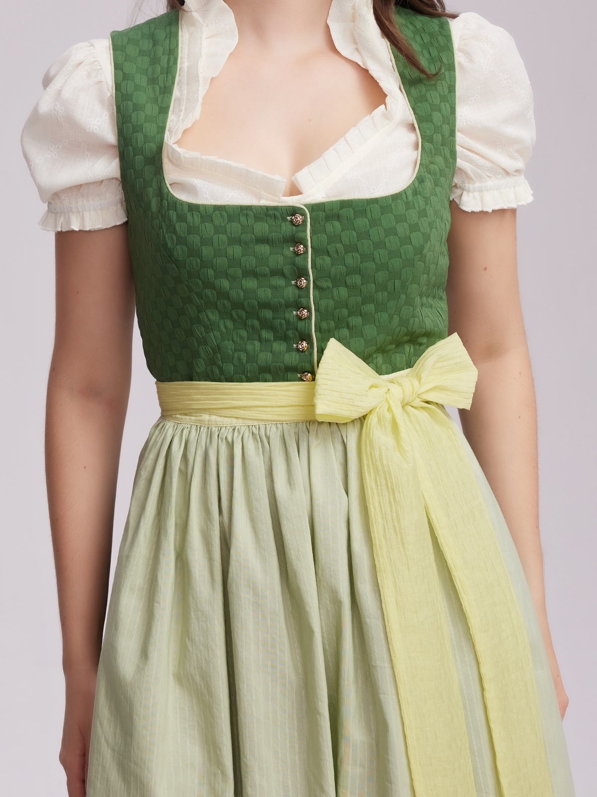 Ein modernes Dirndl in Grün mit 70 cm Rocklänge – perfekt für festliche Anlässe