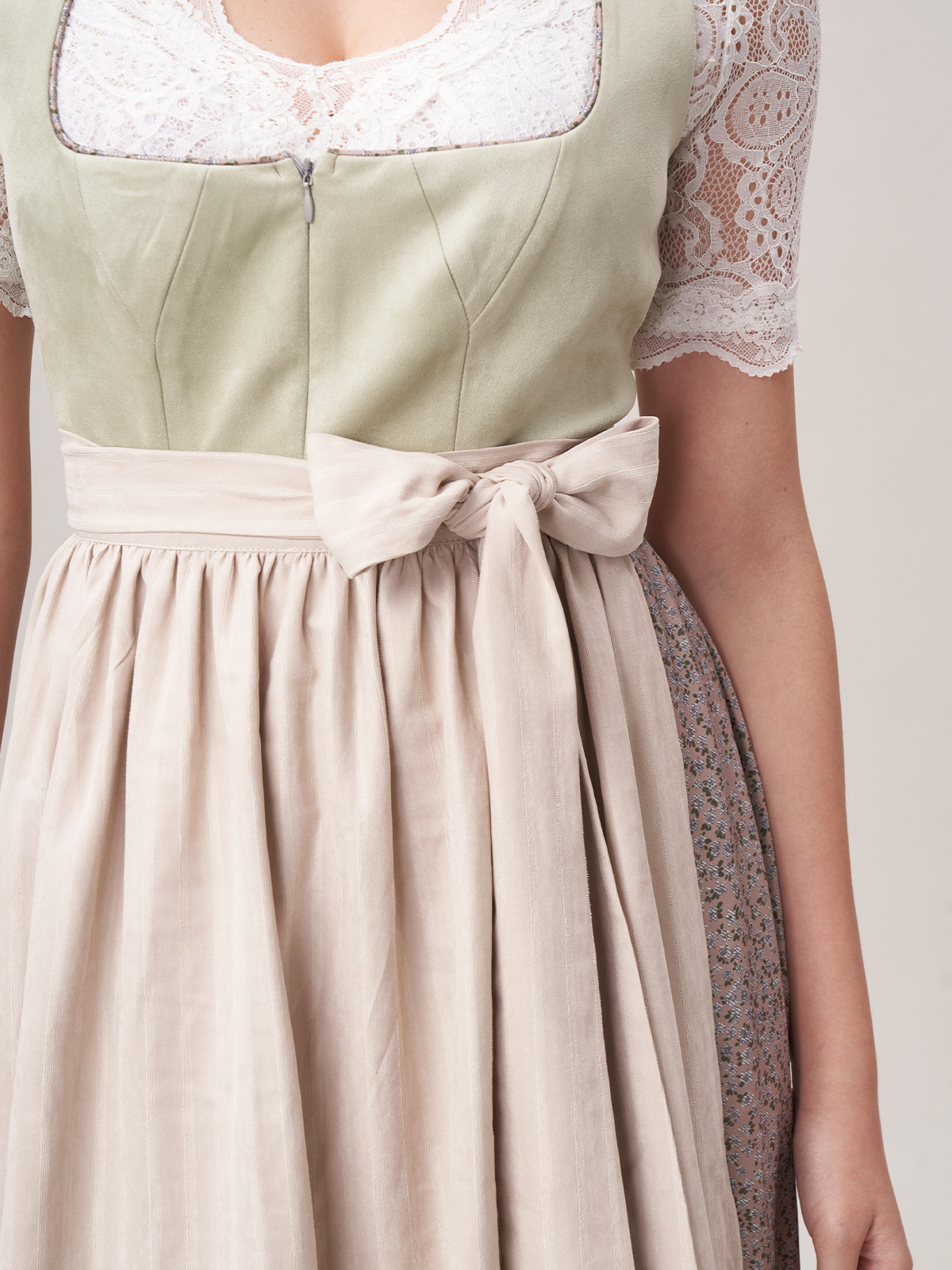 Dirndl in Grün mit brauner Bluse – ein harmonisches Farbenspiel