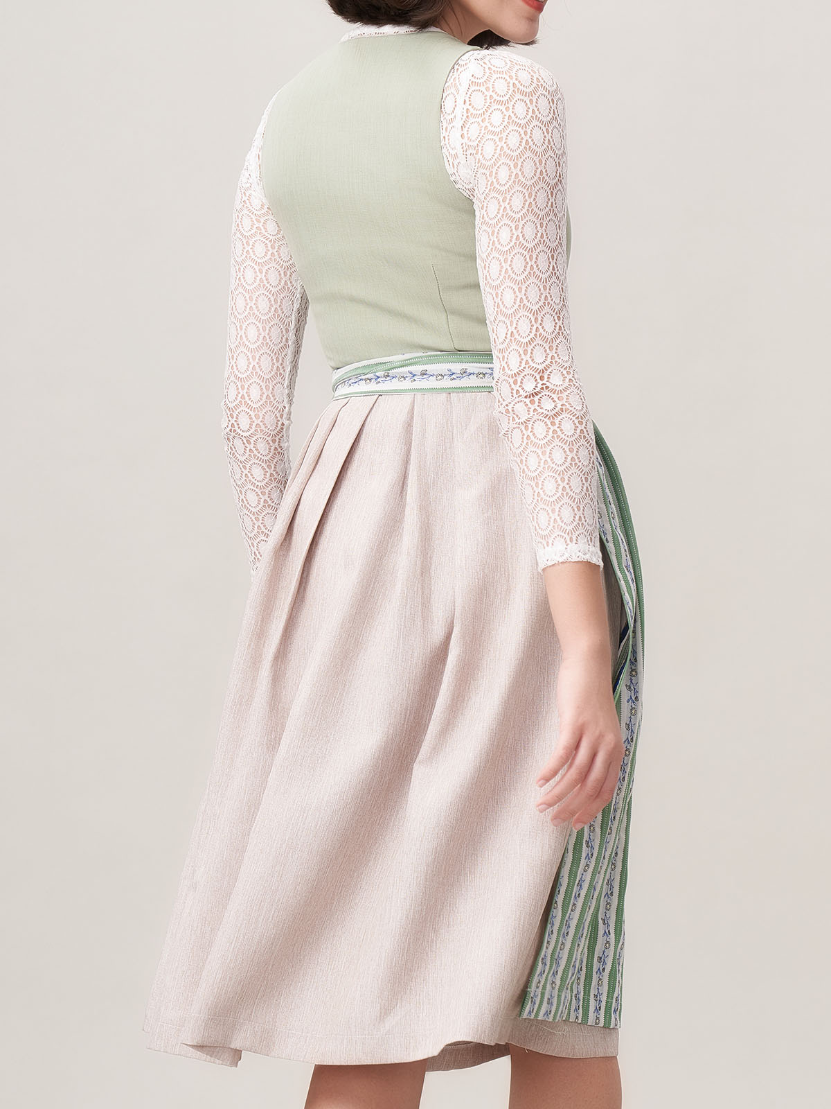 Moderne Dirndl-Variante in Rot