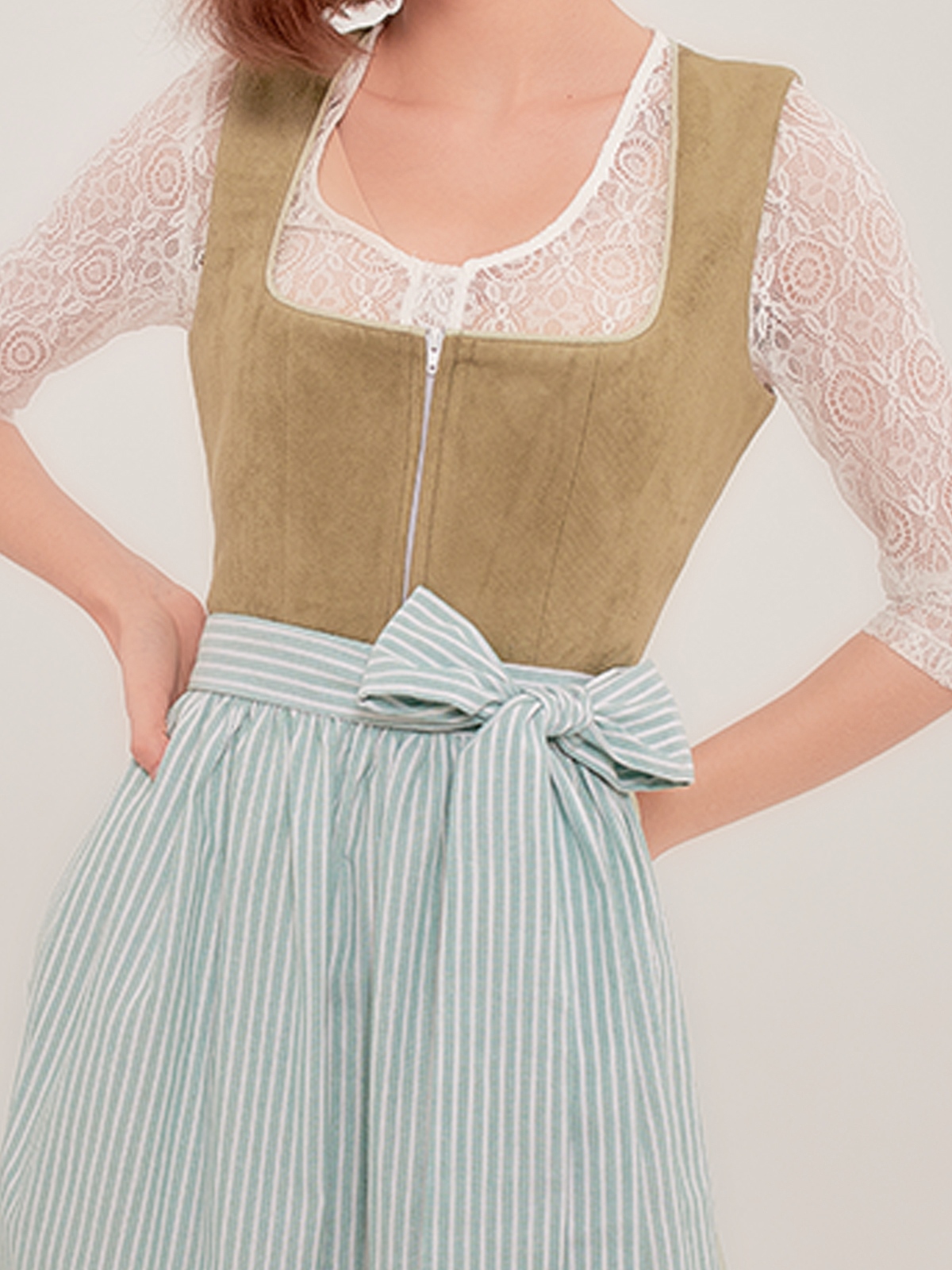 Dirndl in Grün mit floralen Details