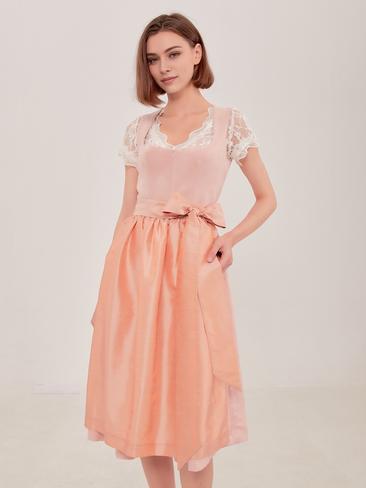 Blaues Dirndl mit floralen Details