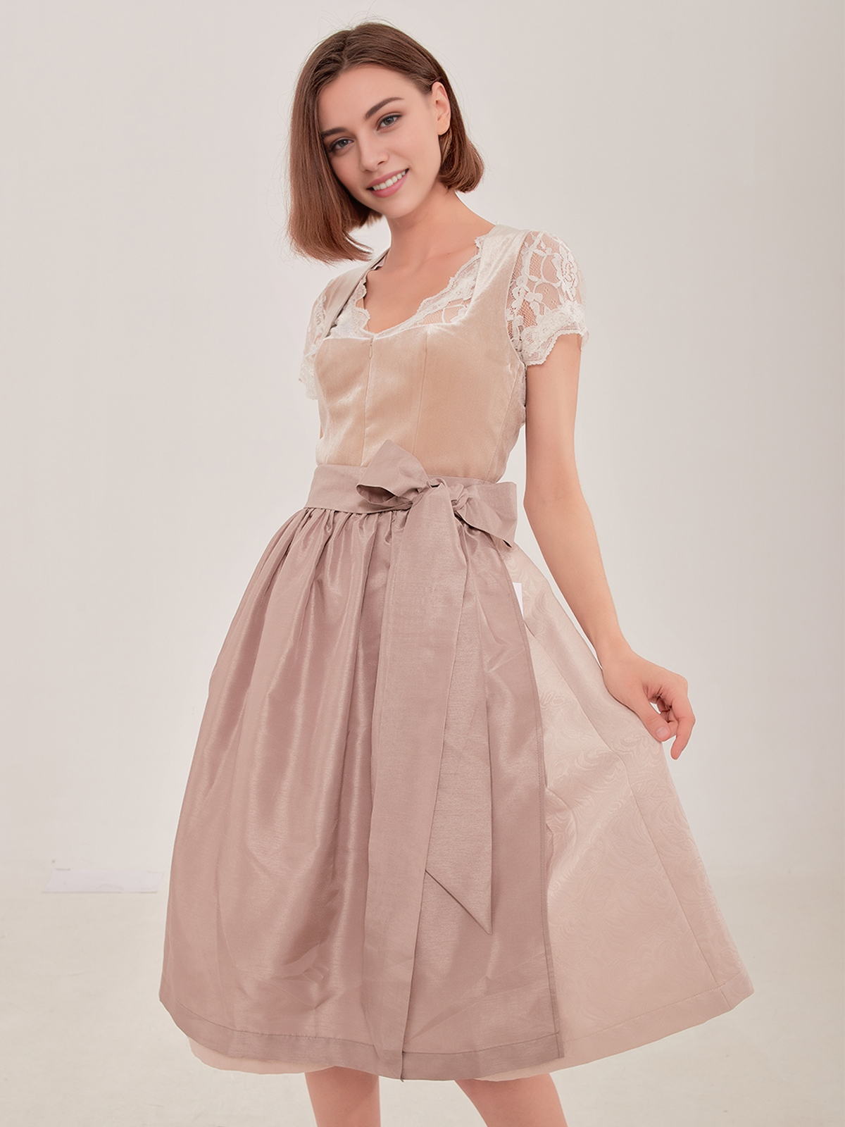 Modernes Ehreer Dirndl in Braun