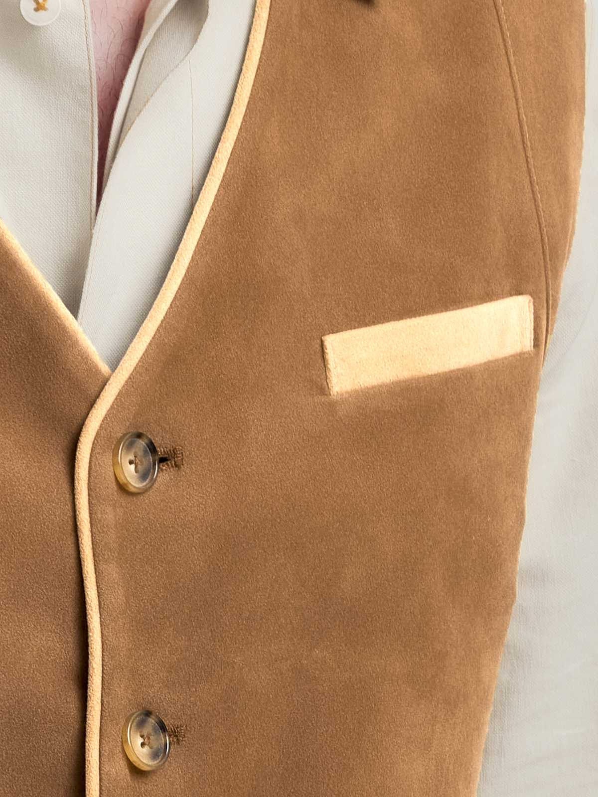 Beige Dirndl mit modernem Schnitt