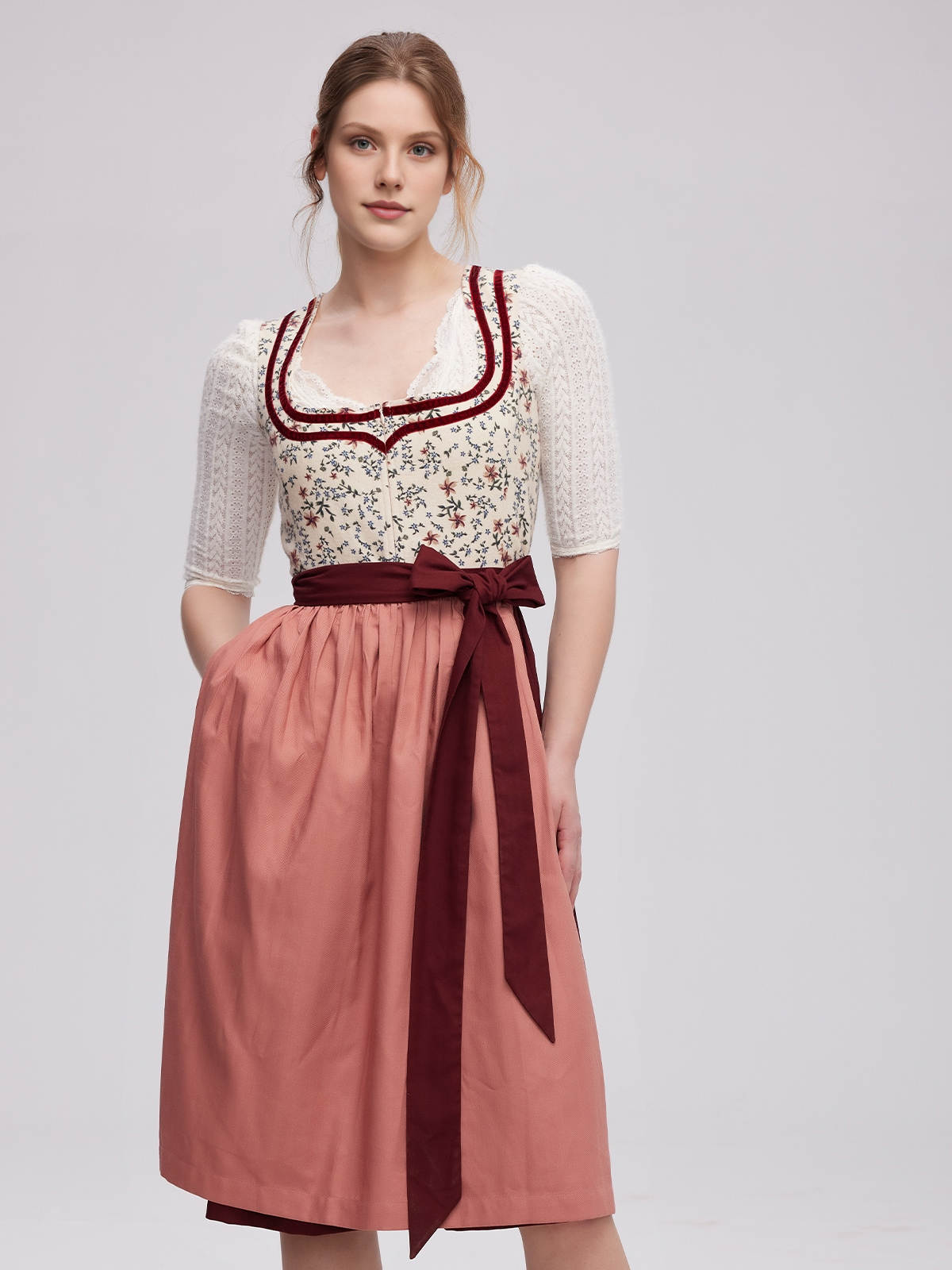 Modernes Dirndl mit femininem Ausschnitt