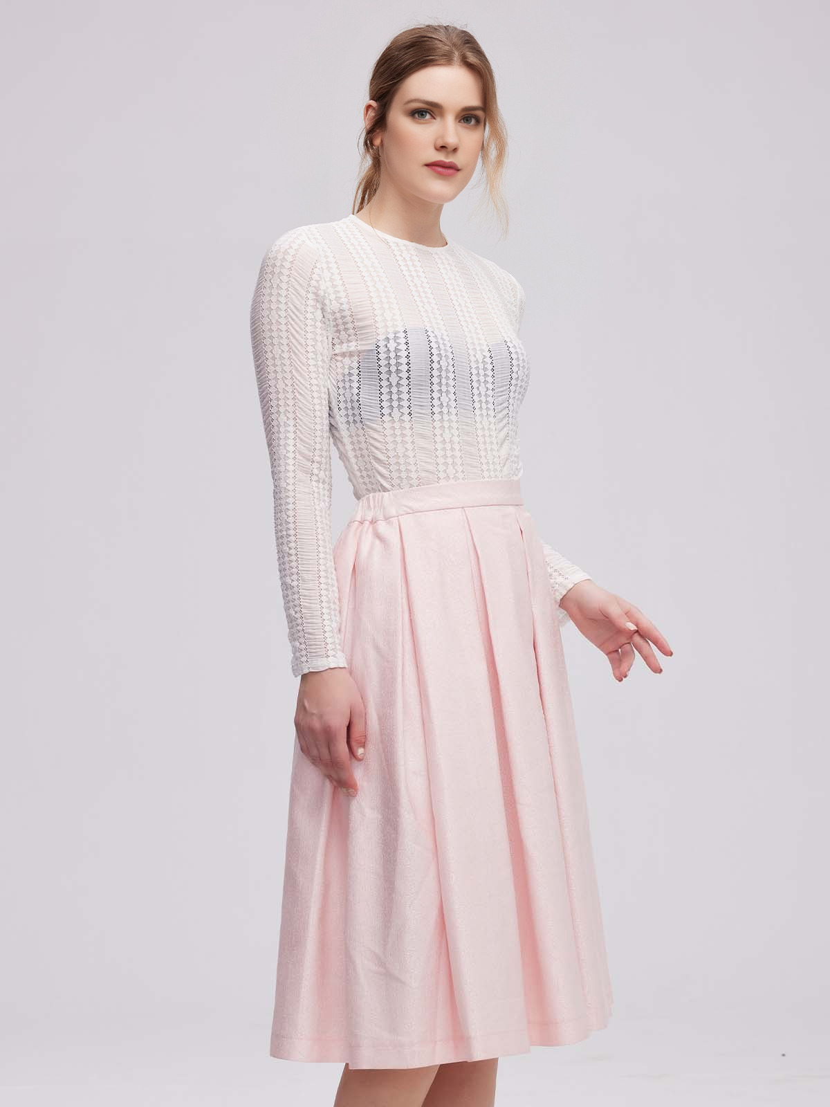 Modernes Dirndl mit dunkelblauer Bluse